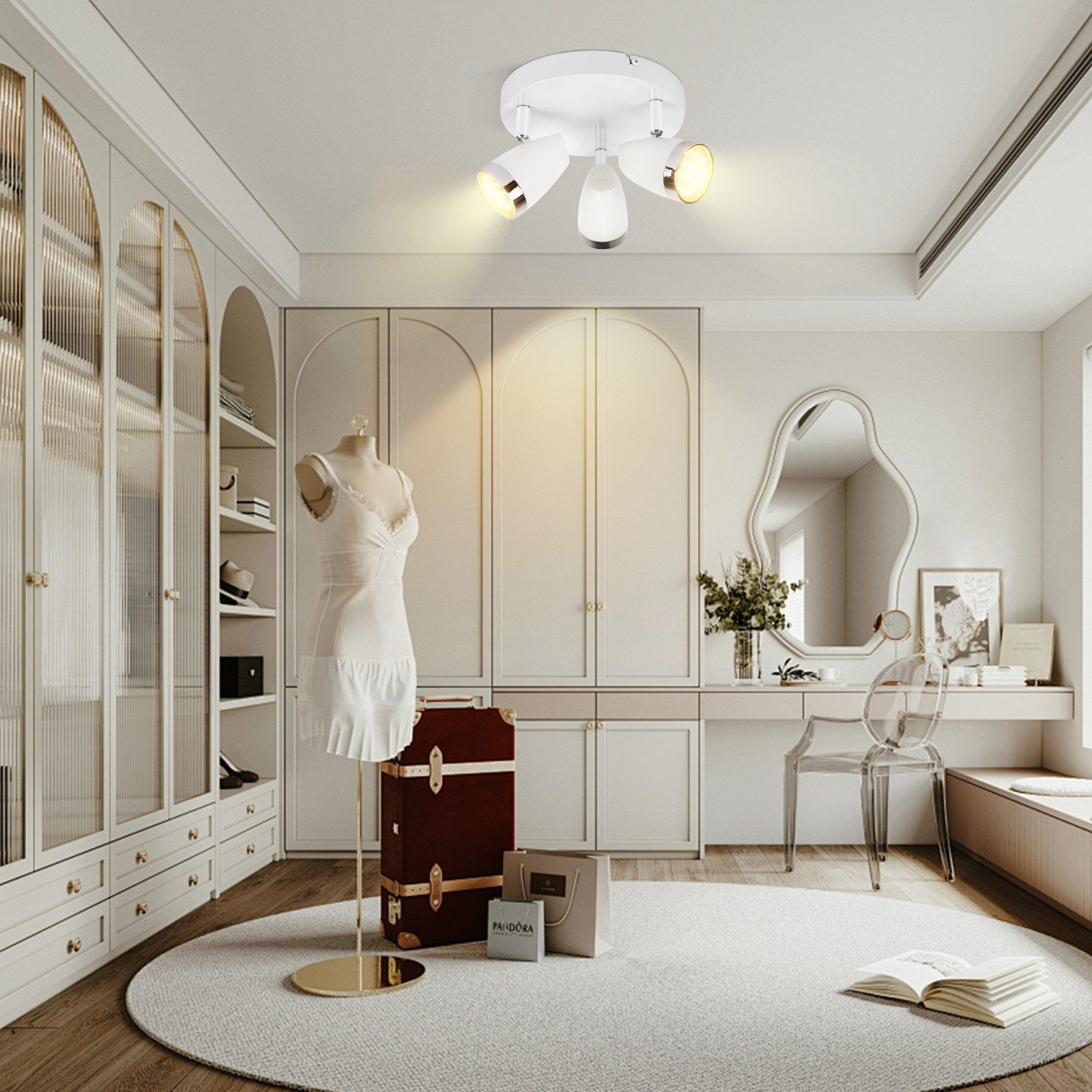 Biała lampa sufitowa z trzema reflektorami w luksusowej garderobie z manekinem i dywanem.