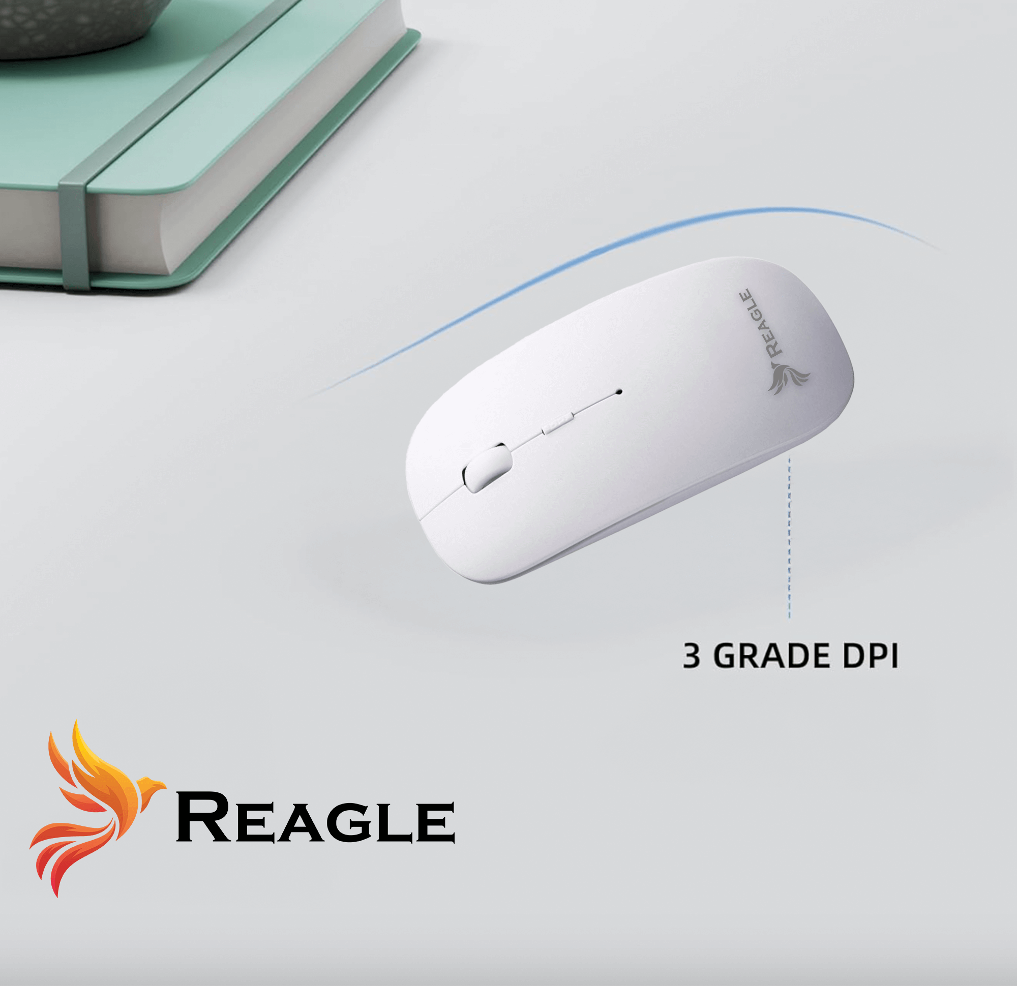 Biała mysz z logo, na jasnej powierzchni z niebieską krzywą linią i tekstem.