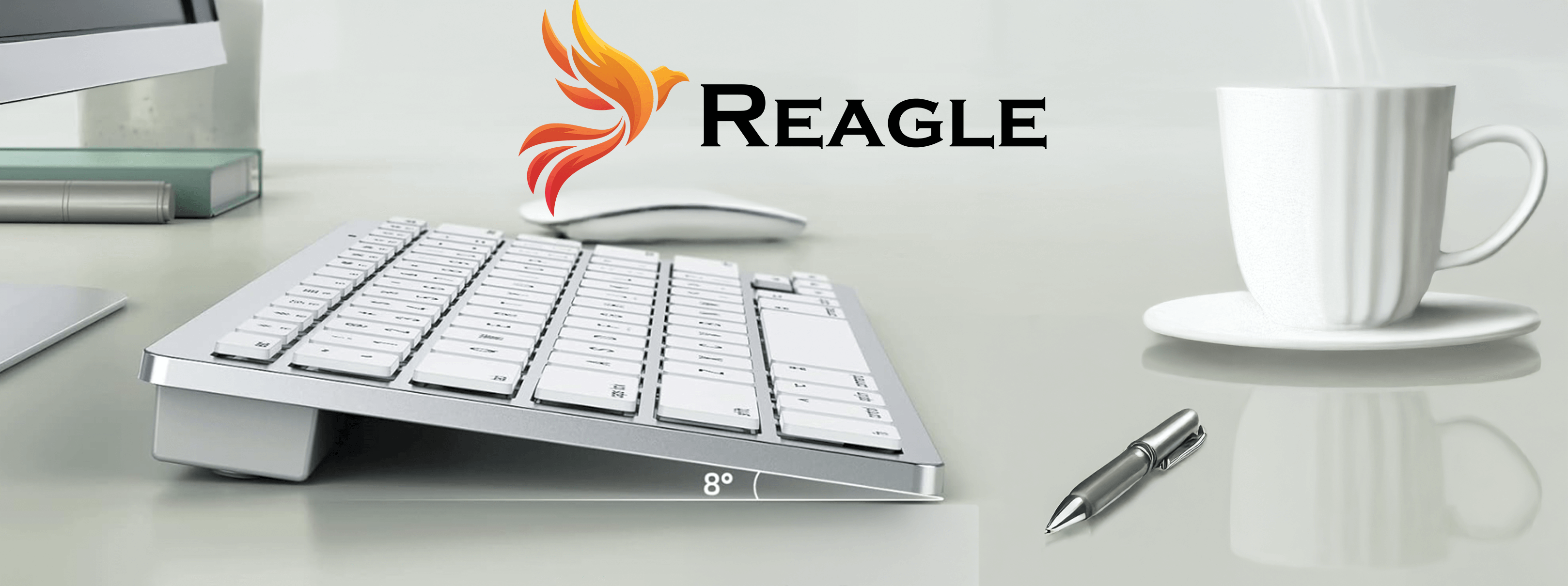 Biała klawiatura ze srebrną ramką, lekko pochylona. Pióro i filiżanka kawy również na biurku.