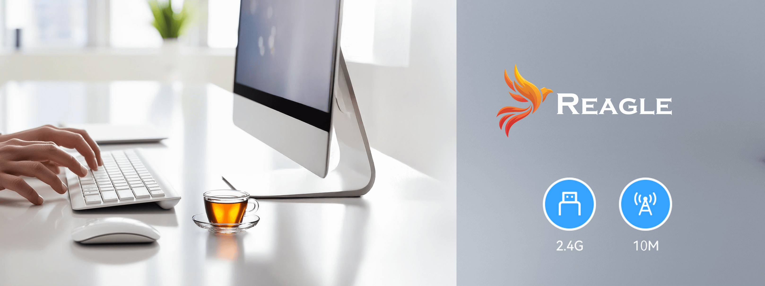 Osoba pisząca na klawiaturze z komputerem i filiżanką herbaty na biurku.