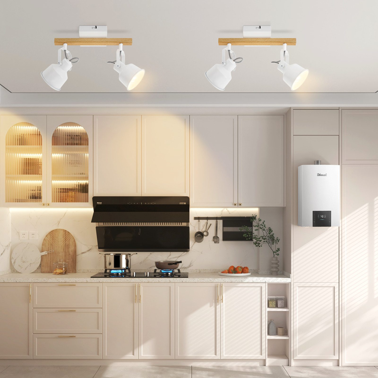 Kuchnia z białymi szafkami, dwiema drewnianymi belkami z białymi reflektorami i kuchenką z czarnym okapem.