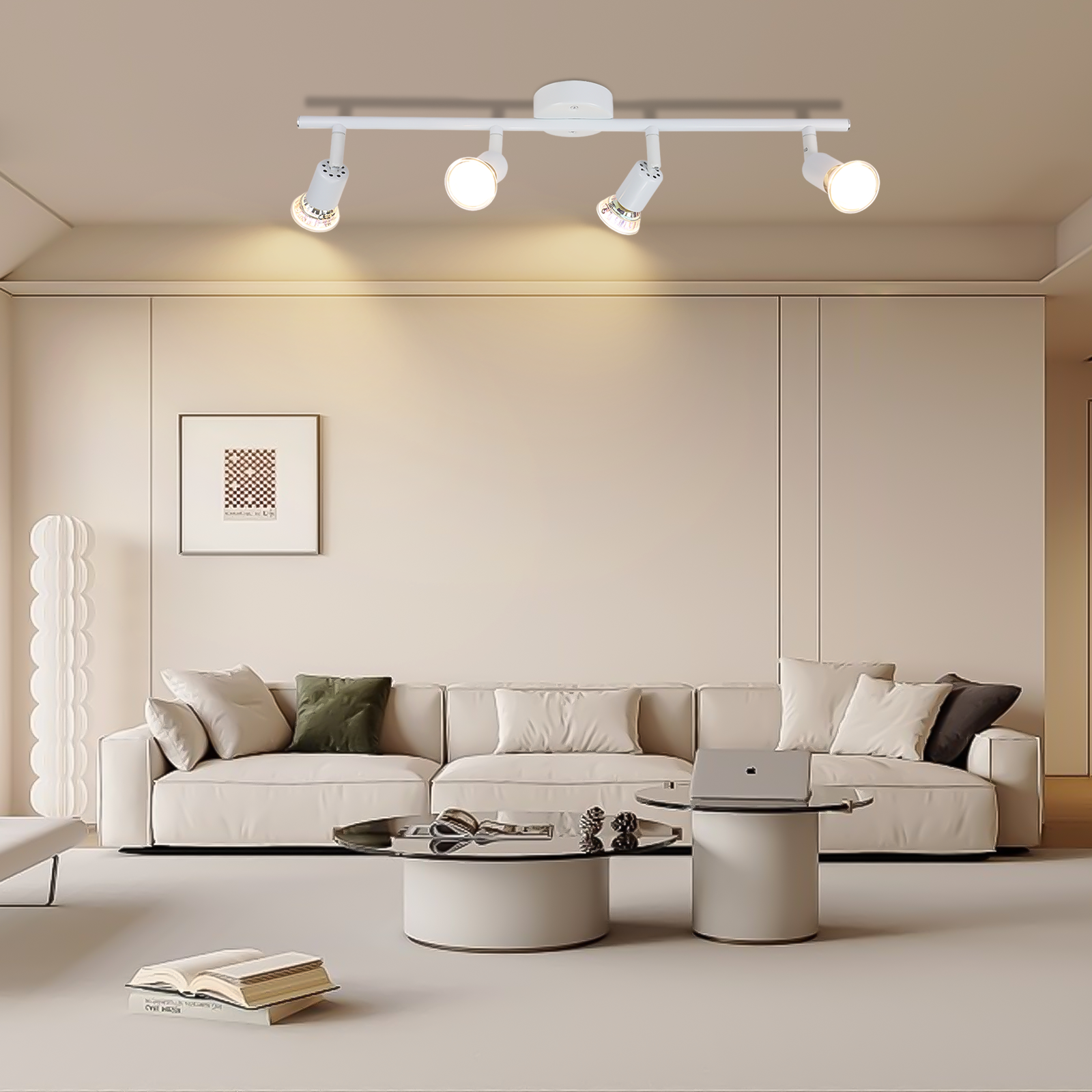 Biała lampa sufitowa z czterema reflektorami w salonie. Jest sofa i stolik kawowy.