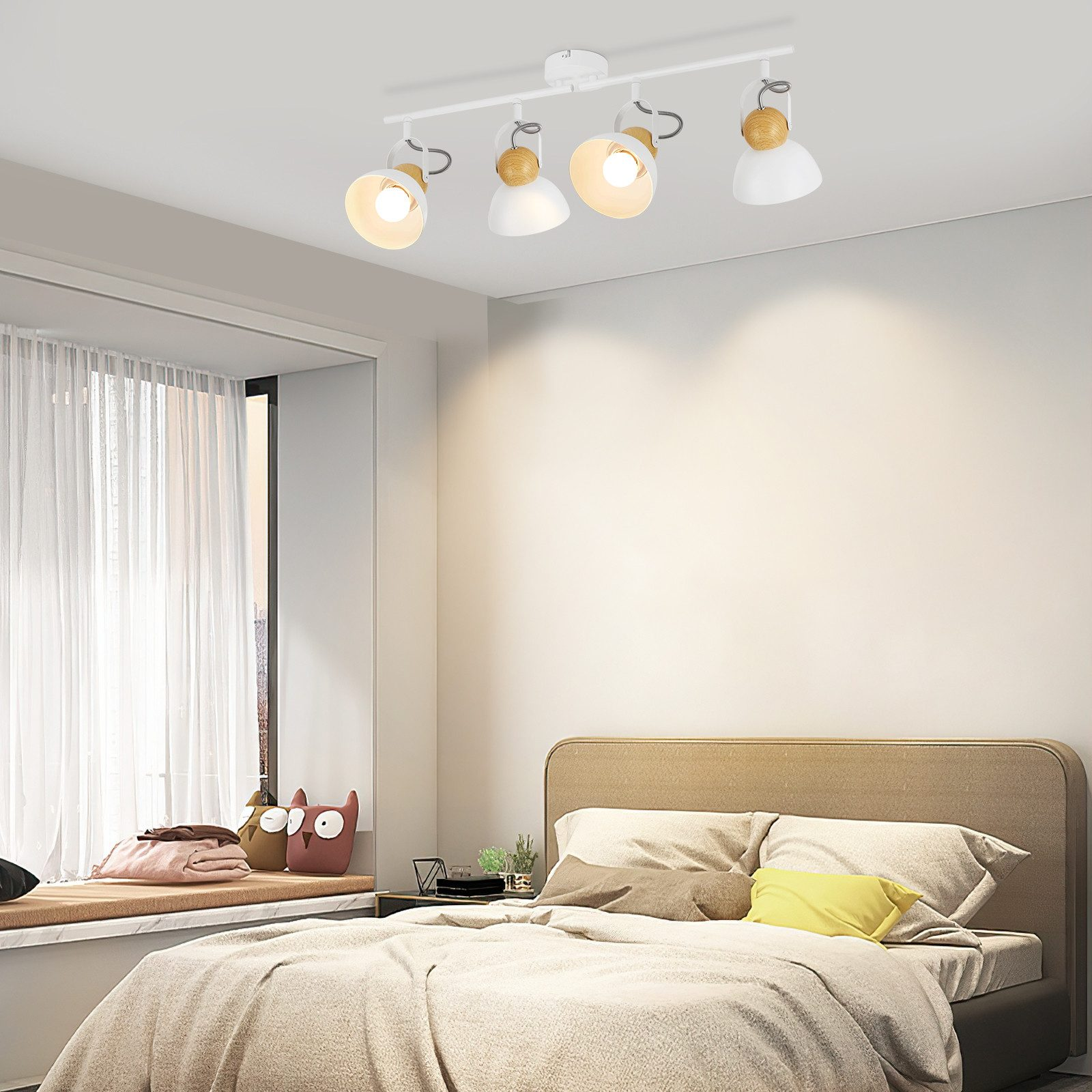 Biała lampa sufitowa z czterema reflektorami. Jest w sypialni z łóżkiem i oknem.