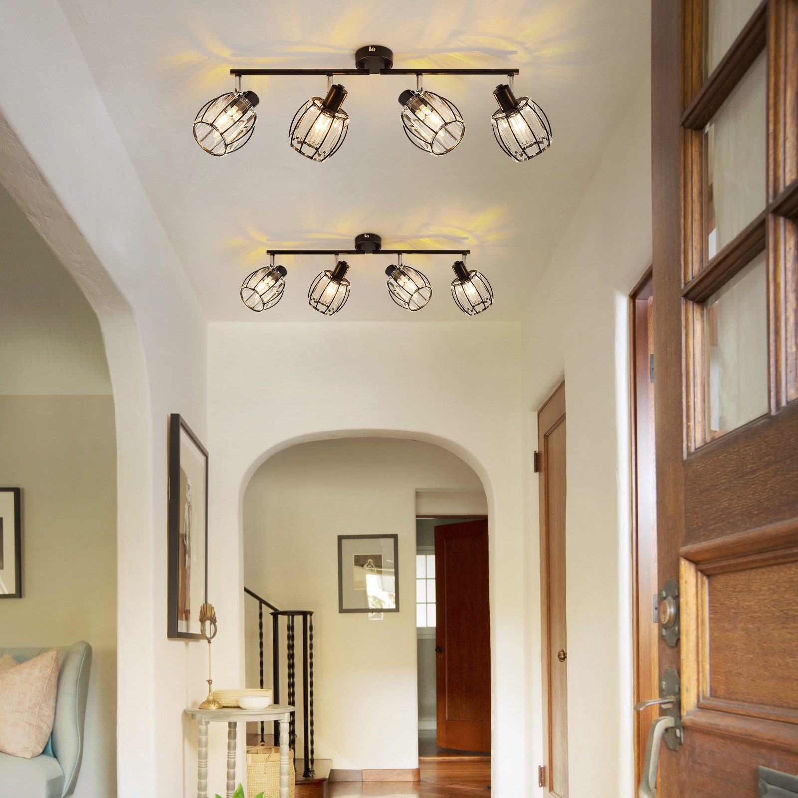 Korytarz z dwoma zestawami świateł. Światła są zamontowane na suficie. Jest drzwi.