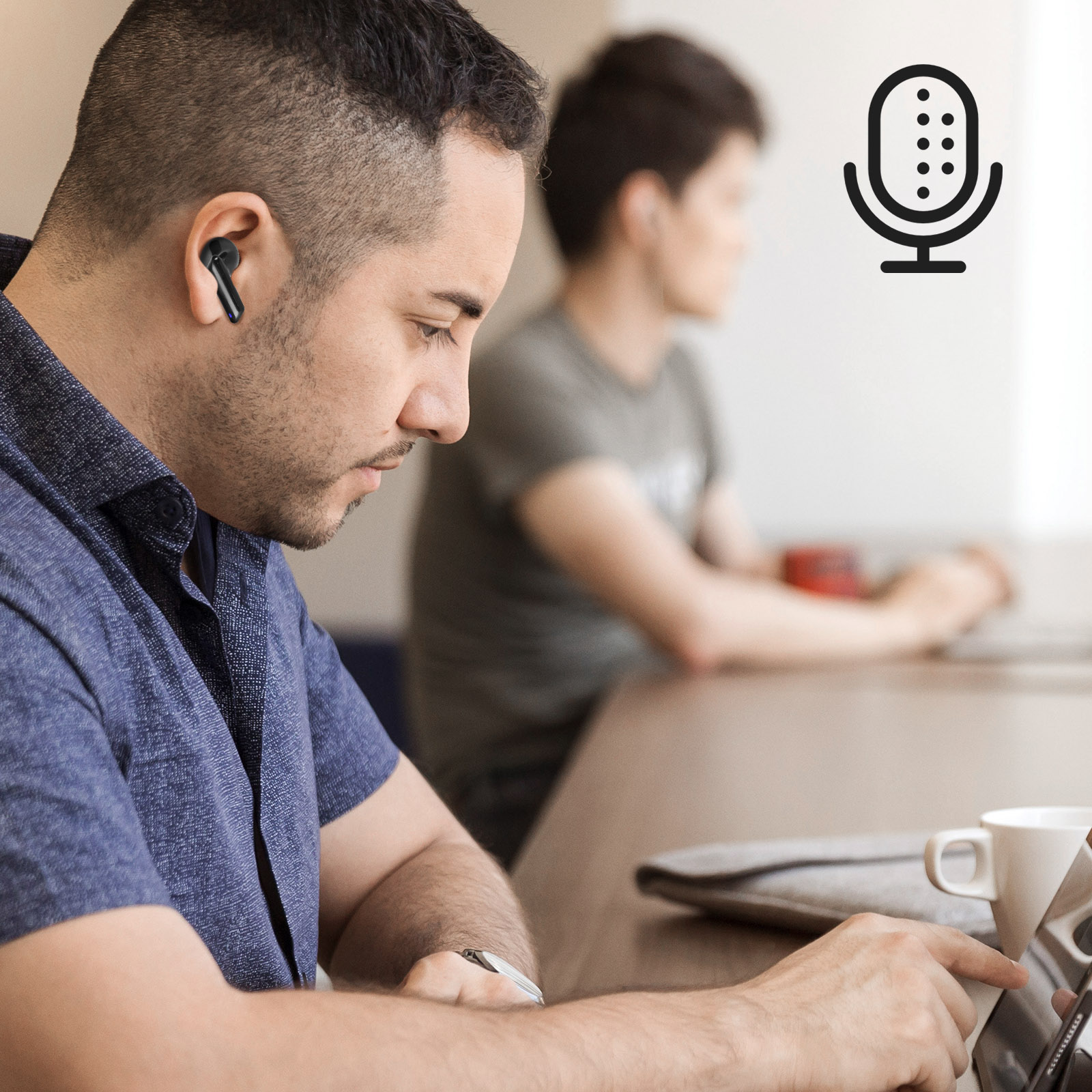 Un homme en chemise bleue, avec un écouteur dans l'oreille, qui travaille. Icône de microphone à droite.