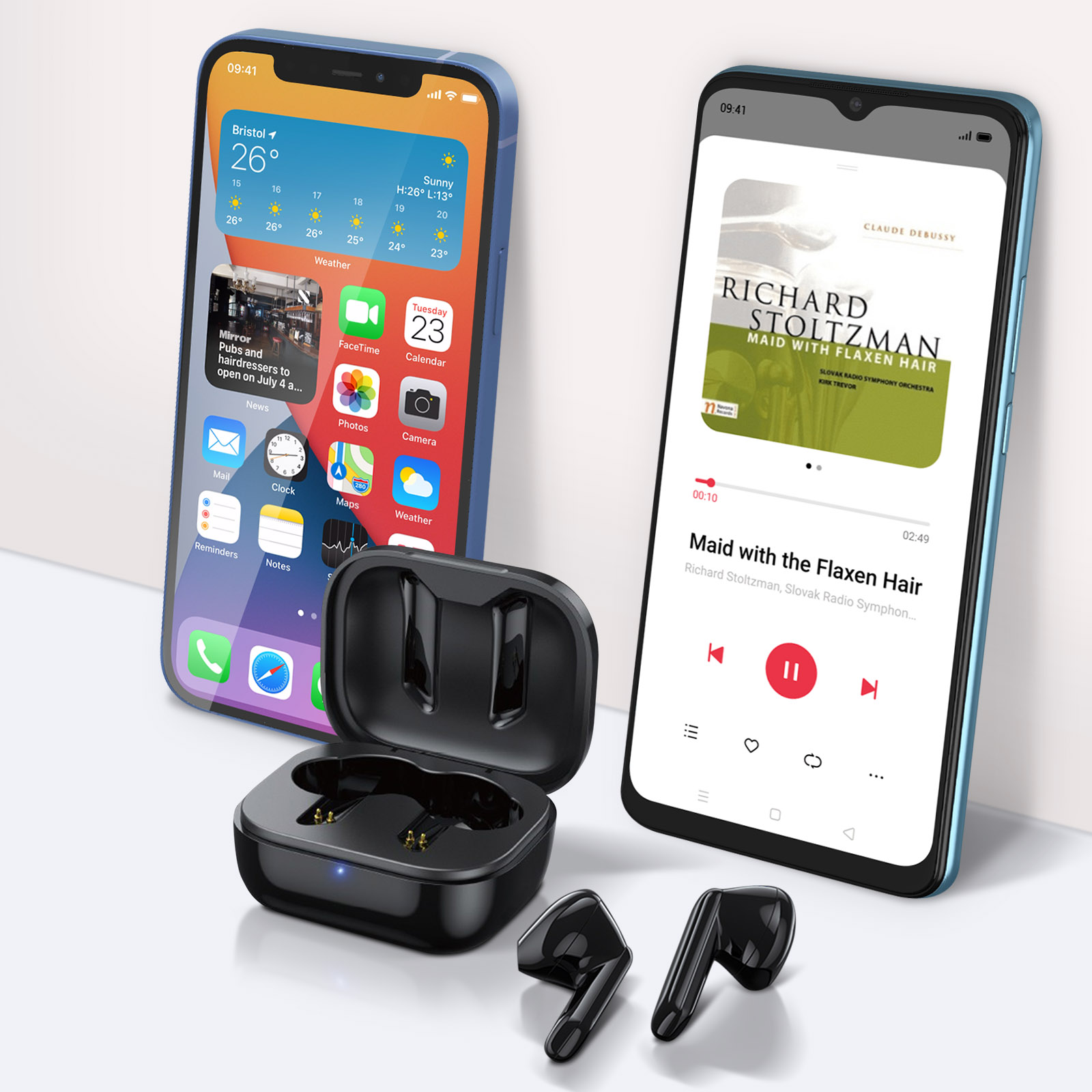 Un téléphone et des écouteurs; le téléphone affiche la météo et la musique.