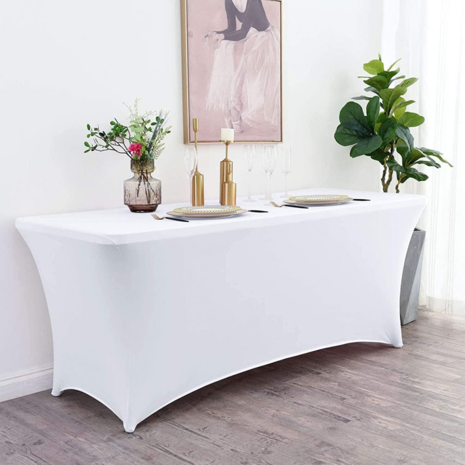 Una mesa rectangular blanca está cubierta con una tela blanca. Un jarrón y plantas decoran la escena.
