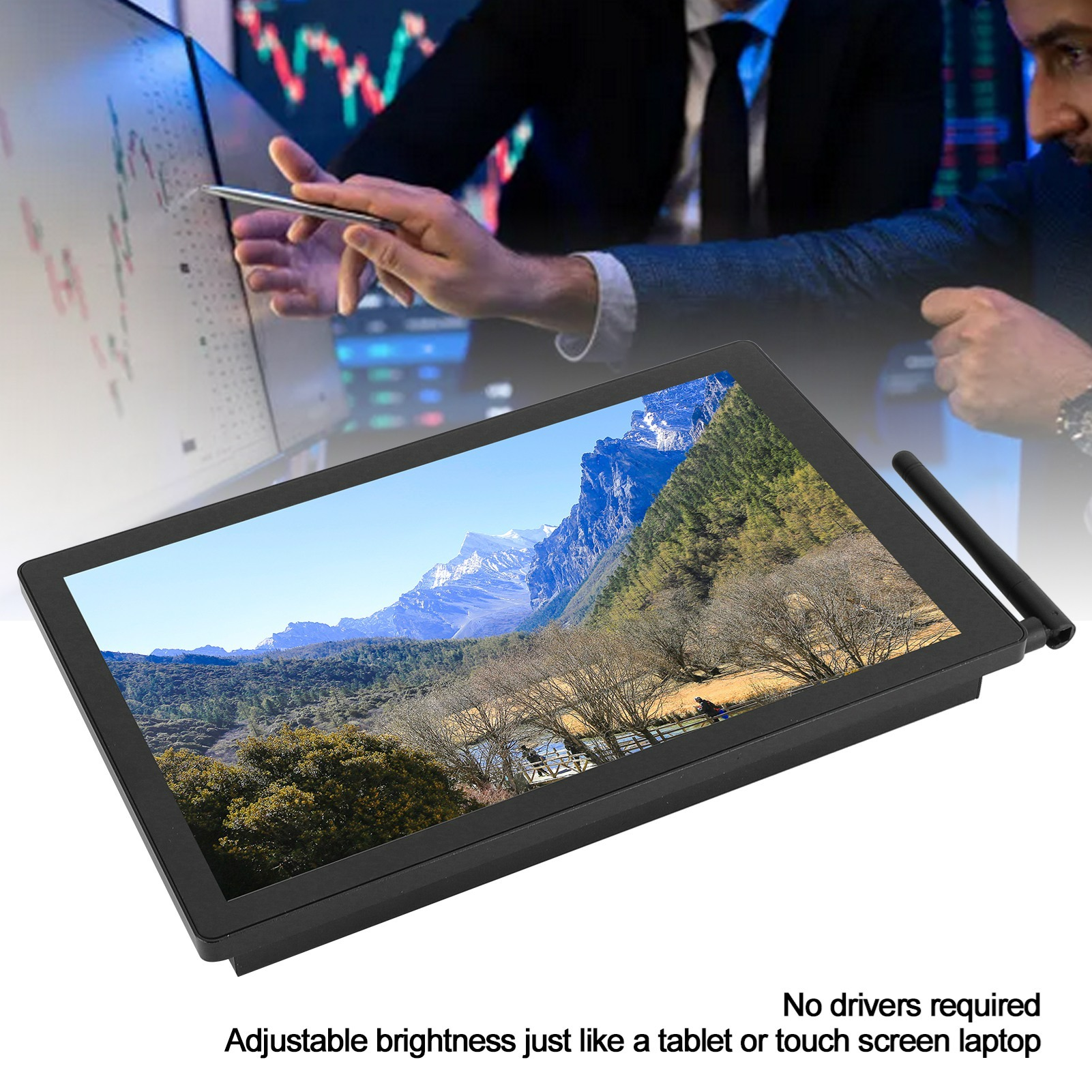 Schwarzes Tablet mit Berglandschaft, vor zwei Männern. Einer zeigt auf einen Monitor.
