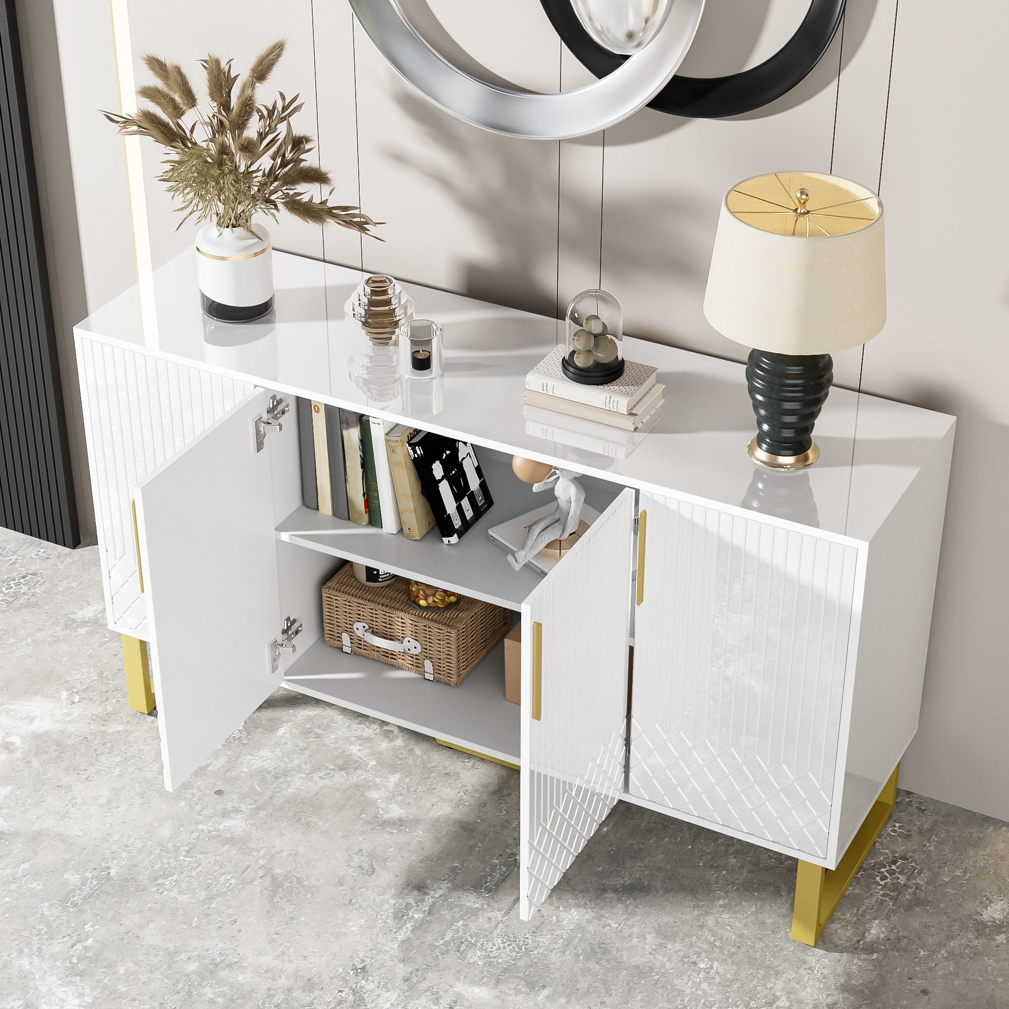 Weißer Schrank mit geöffneten Türen. Innenraum mit Büchern, Dekoration und Zubehör.