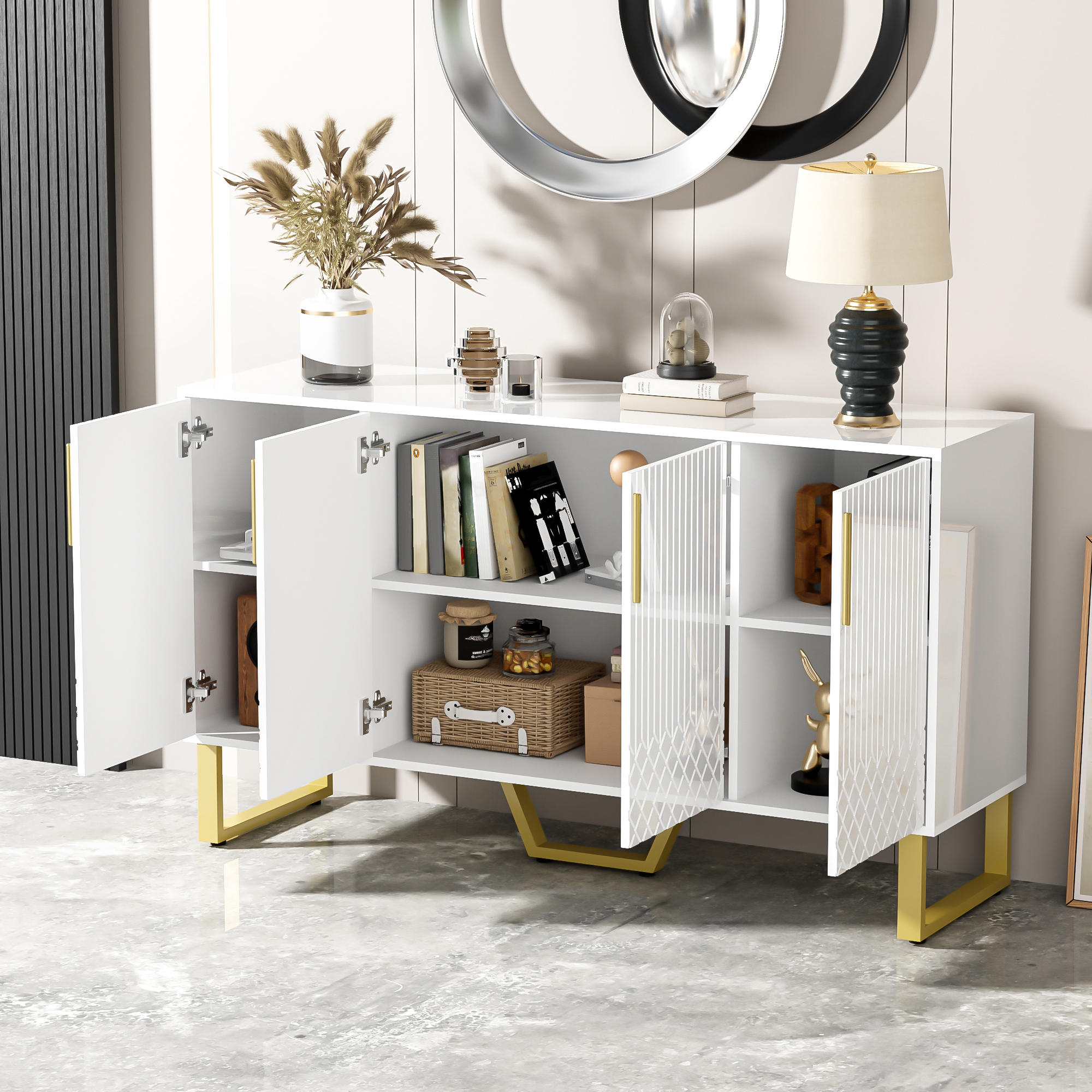 Weißer Schrank mit offenen Türen. Er hat goldene Beine und hält Bücher und Dekorationen.