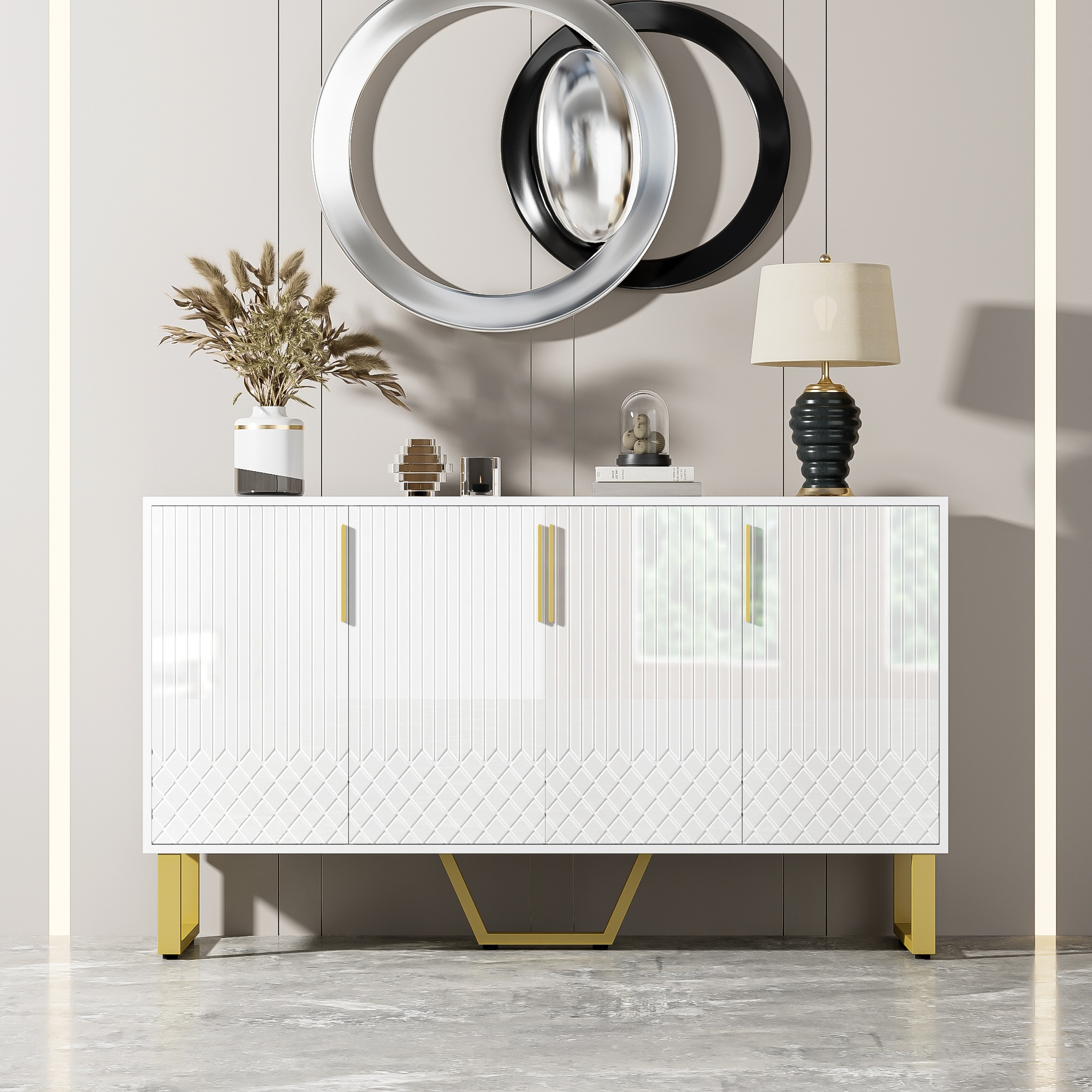Weißer Schrank mit goldenen Beinen, einer Lampe und Dekorationsartikeln vor einer beigen Wand.