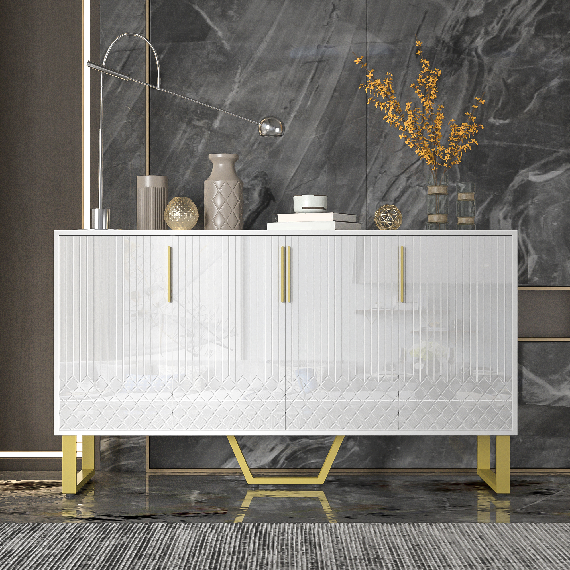 Weißer Schrank mit goldenen Beinen, Vasen und dekorativen Gegenständen, vor dunkler Marmorwand.