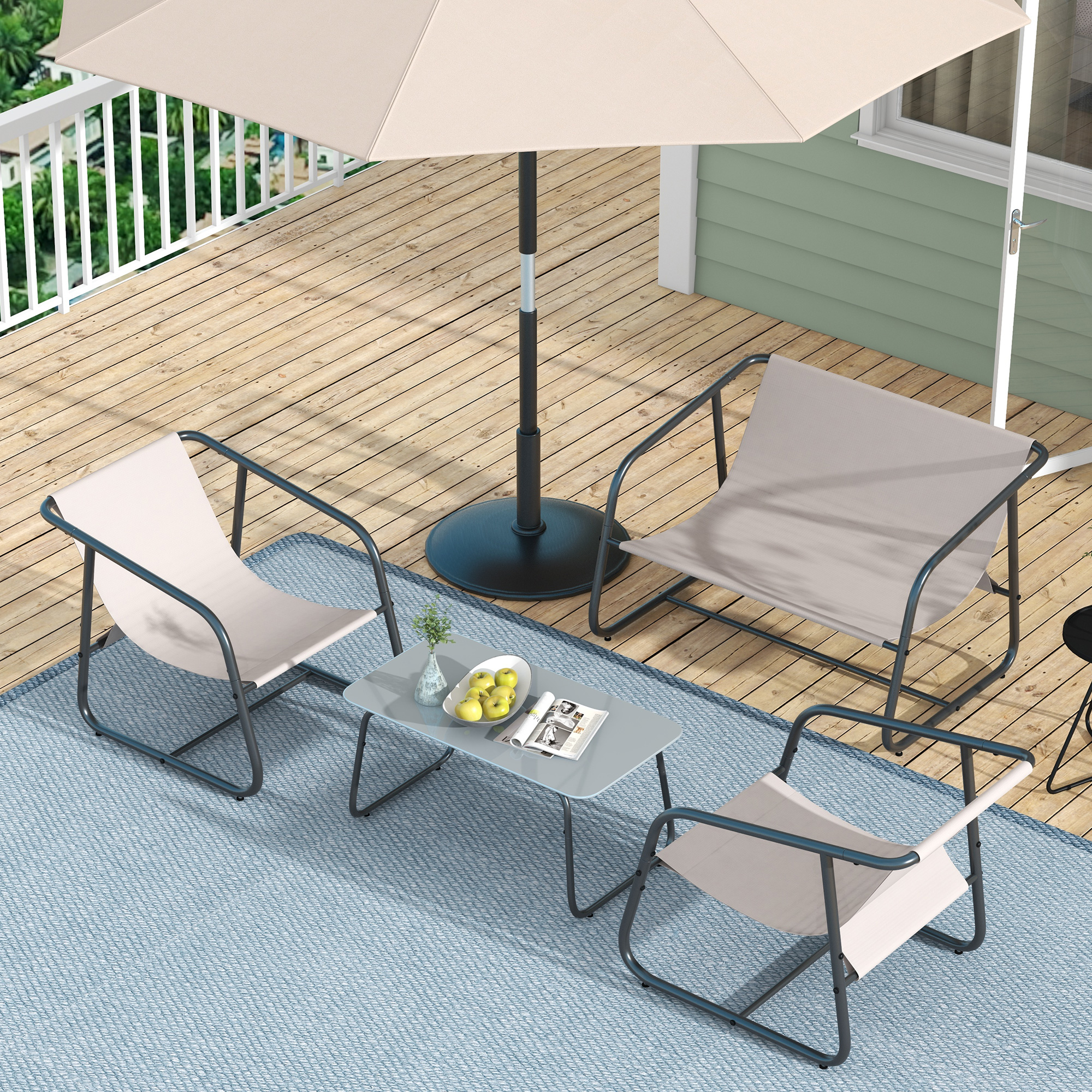 Terrassenmöbel-Set mit Tisch und Stühlen, mit Sonnenschirm. Die Möbel stehen auf einem blauen Teppich und Holzdeck.