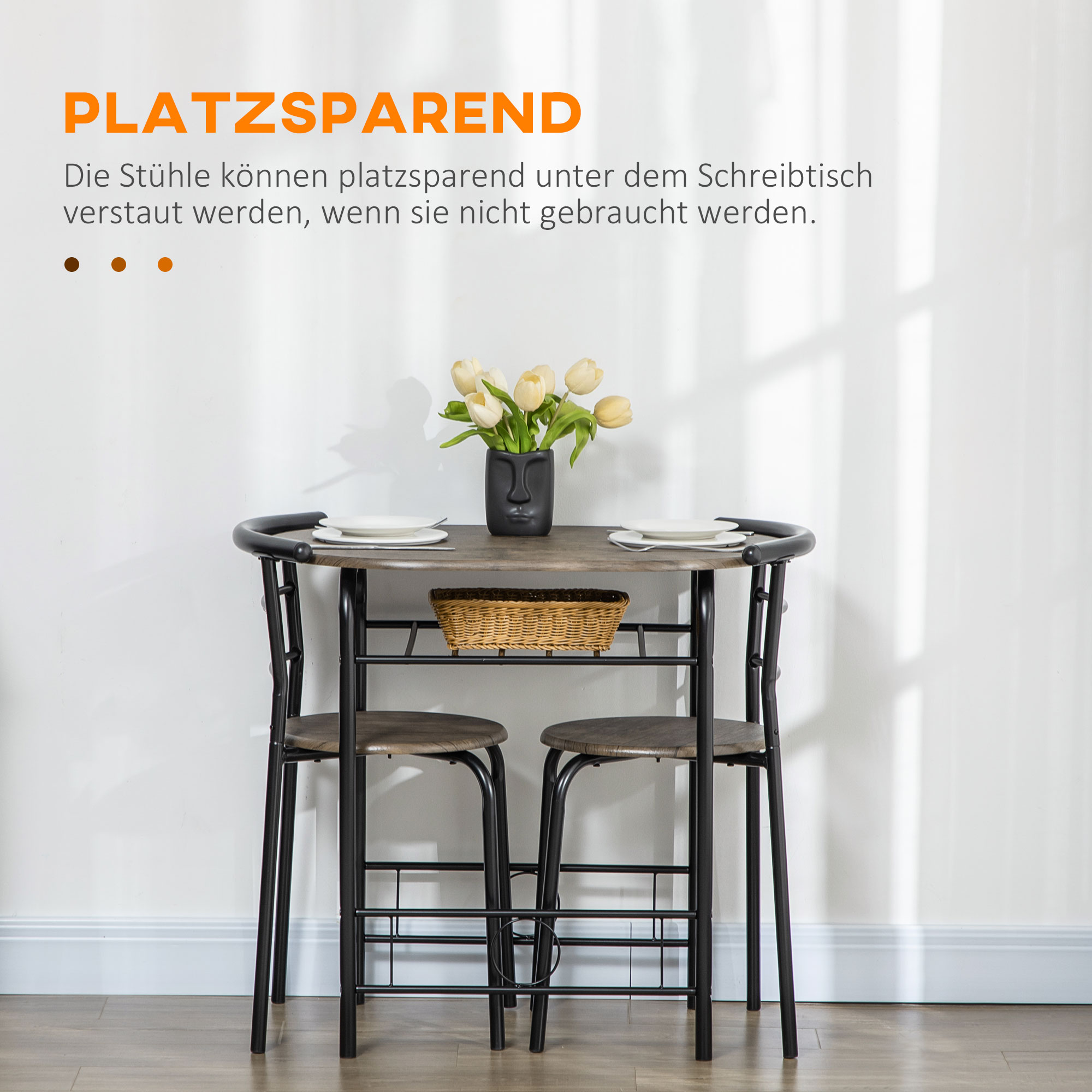Runder Tisch mit zwei Hockern. Eine dunkle Gesichts-Vase und ein Korb auf dem Tisch.