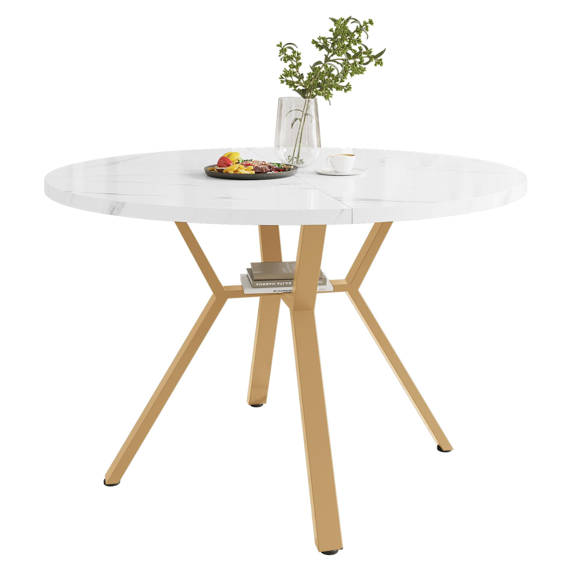Runder Tisch mit weißer Marmoroptik und goldenen Beinen, Essen und Blumen oben drauf, vor weißem Hintergrund.
