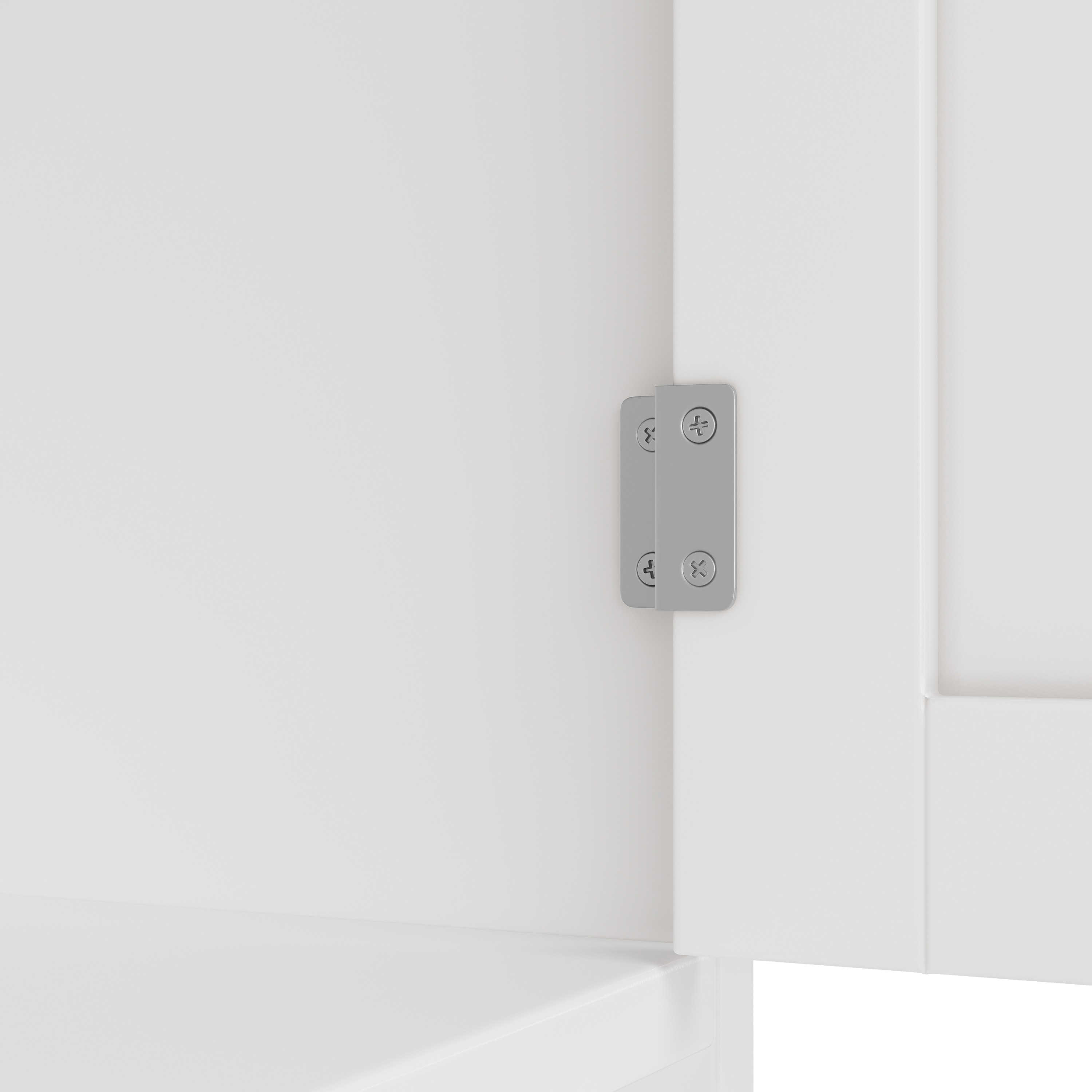 Detail einer weißen Schranktür mit silbernen Scharnierplatten, sichtbaren Schrauben und weißem Innenraum.
