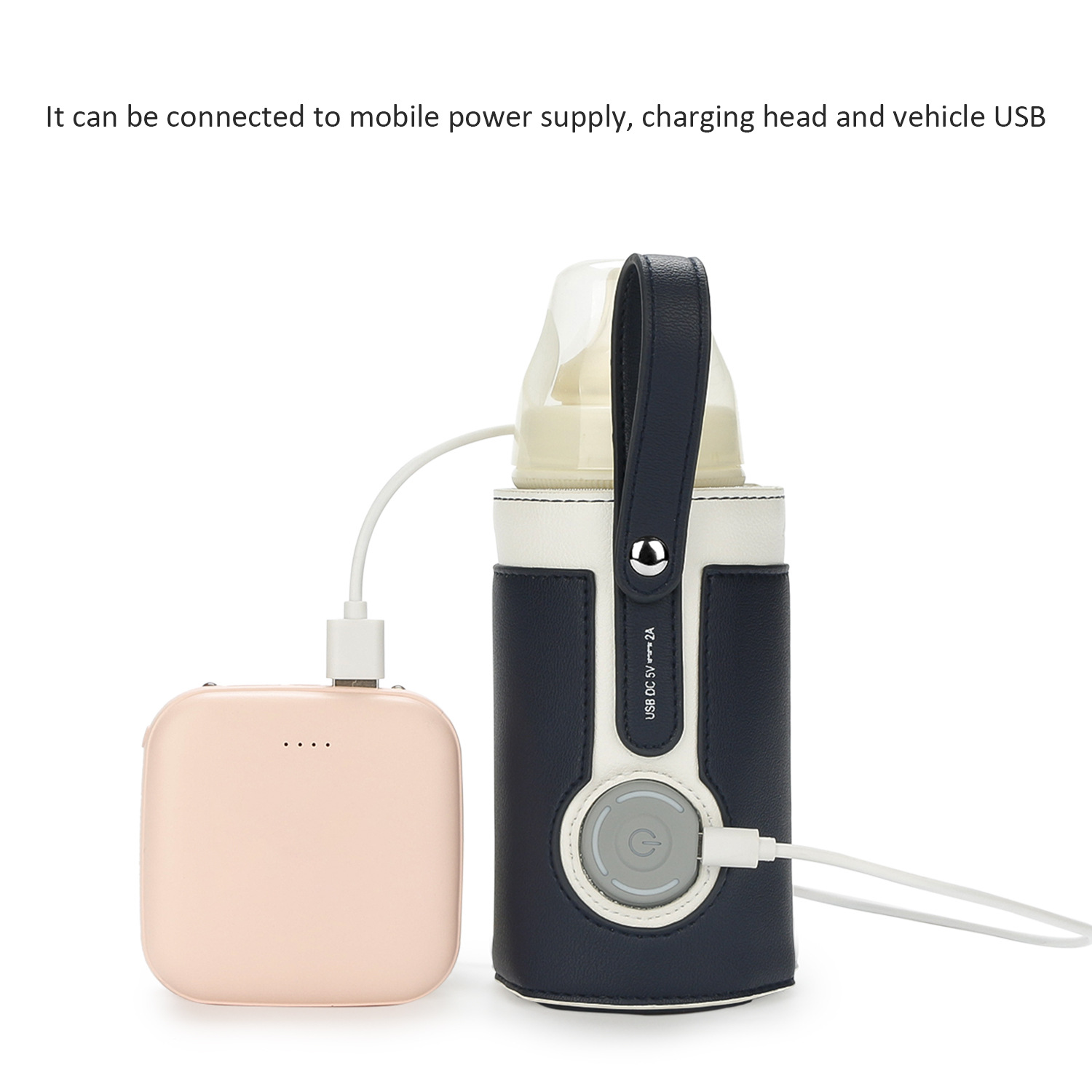 Ein Babyflaschenwärmer, der an eine pinke Powerbank angeschlossen ist. Der Flaschenwärmer ist blau und weiß.