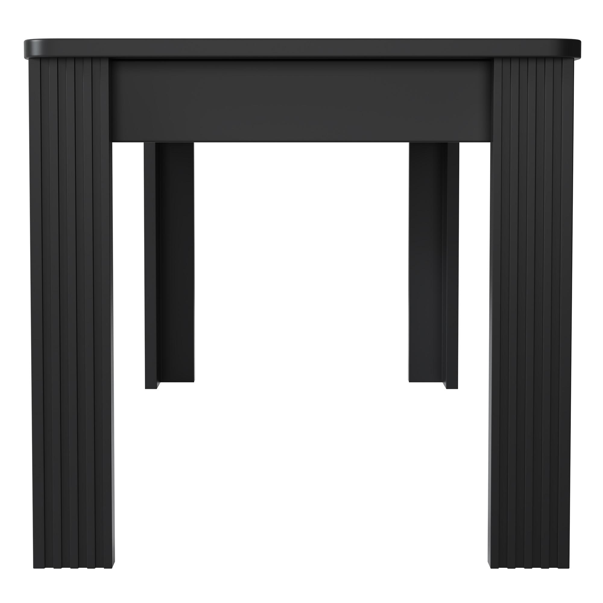 Schwarzer Tisch mit vier Beinen und rechteckiger Platte. Die Beine haben ein geripptes Design.