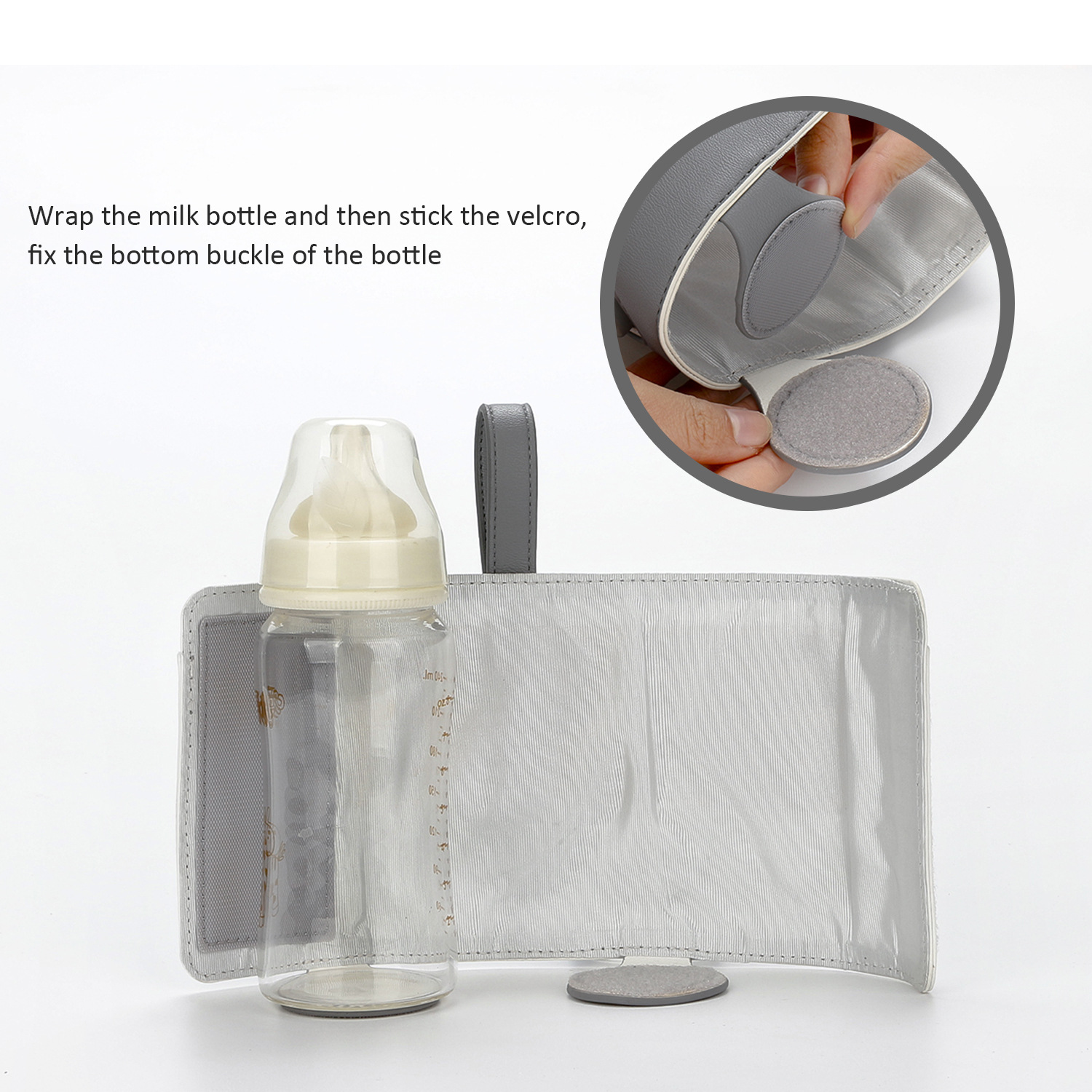 Eine Babyflasche in grauem und weißem Gehäuse, eine Hand befestigt den Klettverschluss.