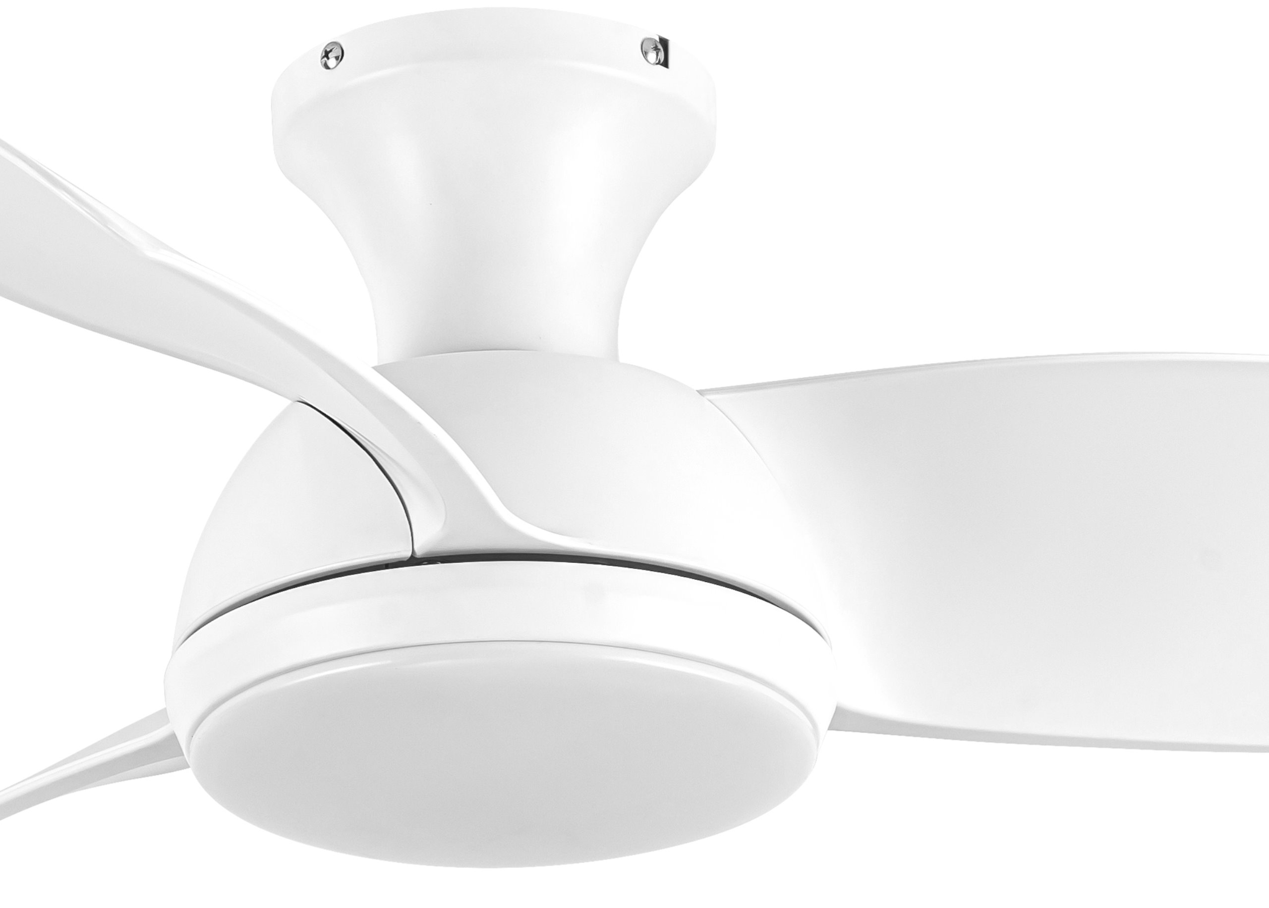 Weißer Deckenventilator mit drei Flügeln, Nahaufnahme auf weißem Hintergrund.