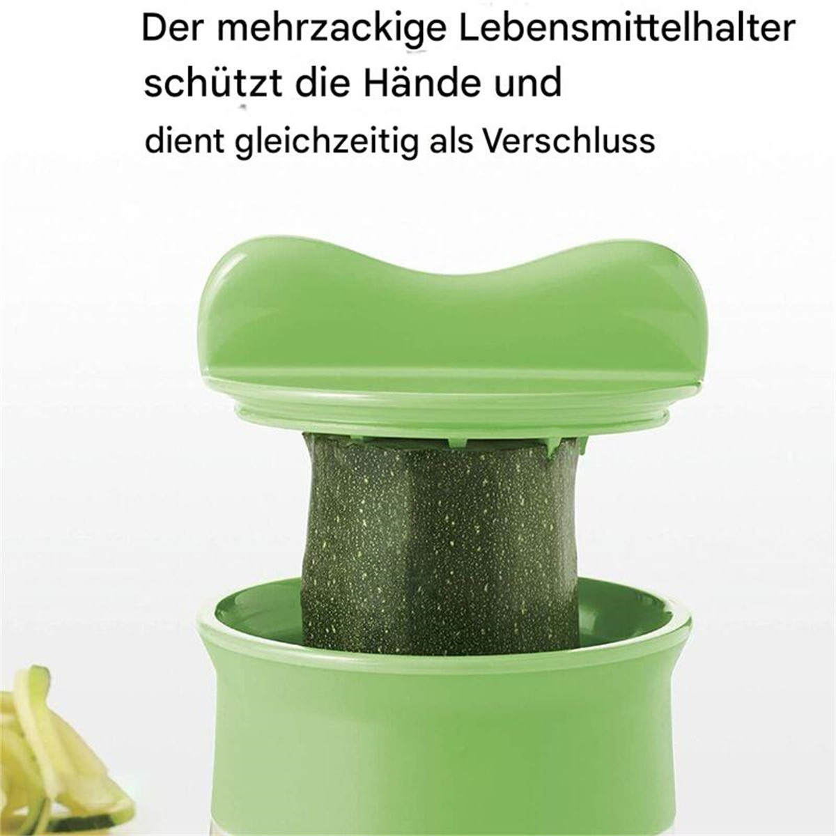 Grüner Gemüsehalter mit grünem Griff, der ein Gemüse hält.