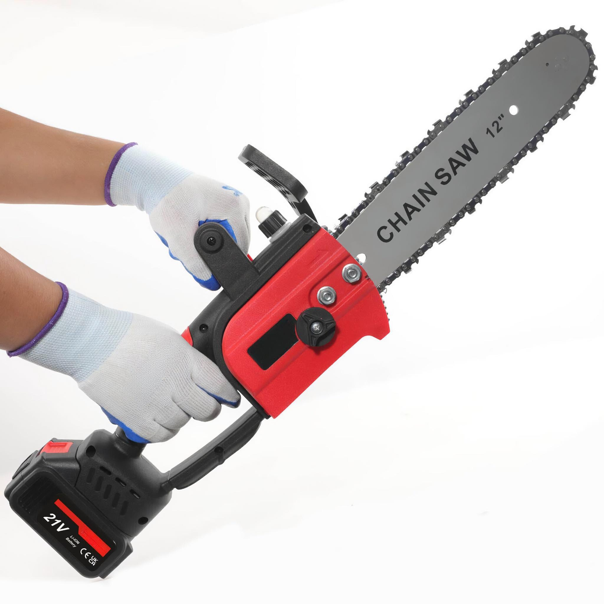 Eine rot-schwarze Kettensäge mit silberner Klinge, gehalten von behandschuhten Händen.