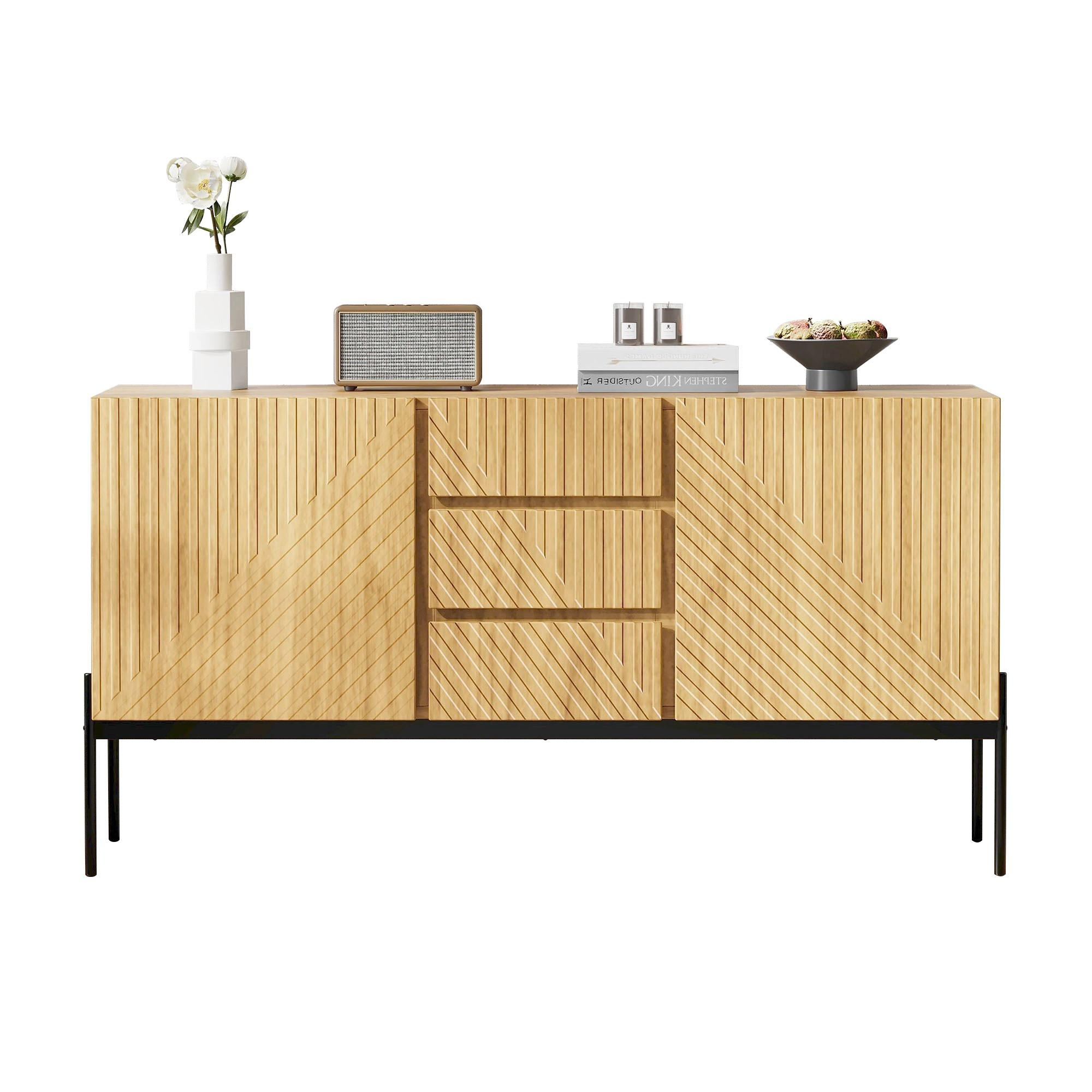 Holzsideboard mit drei Schubladen, schwarzem Rahmen und geometrischem Design. Blumen und Deko.