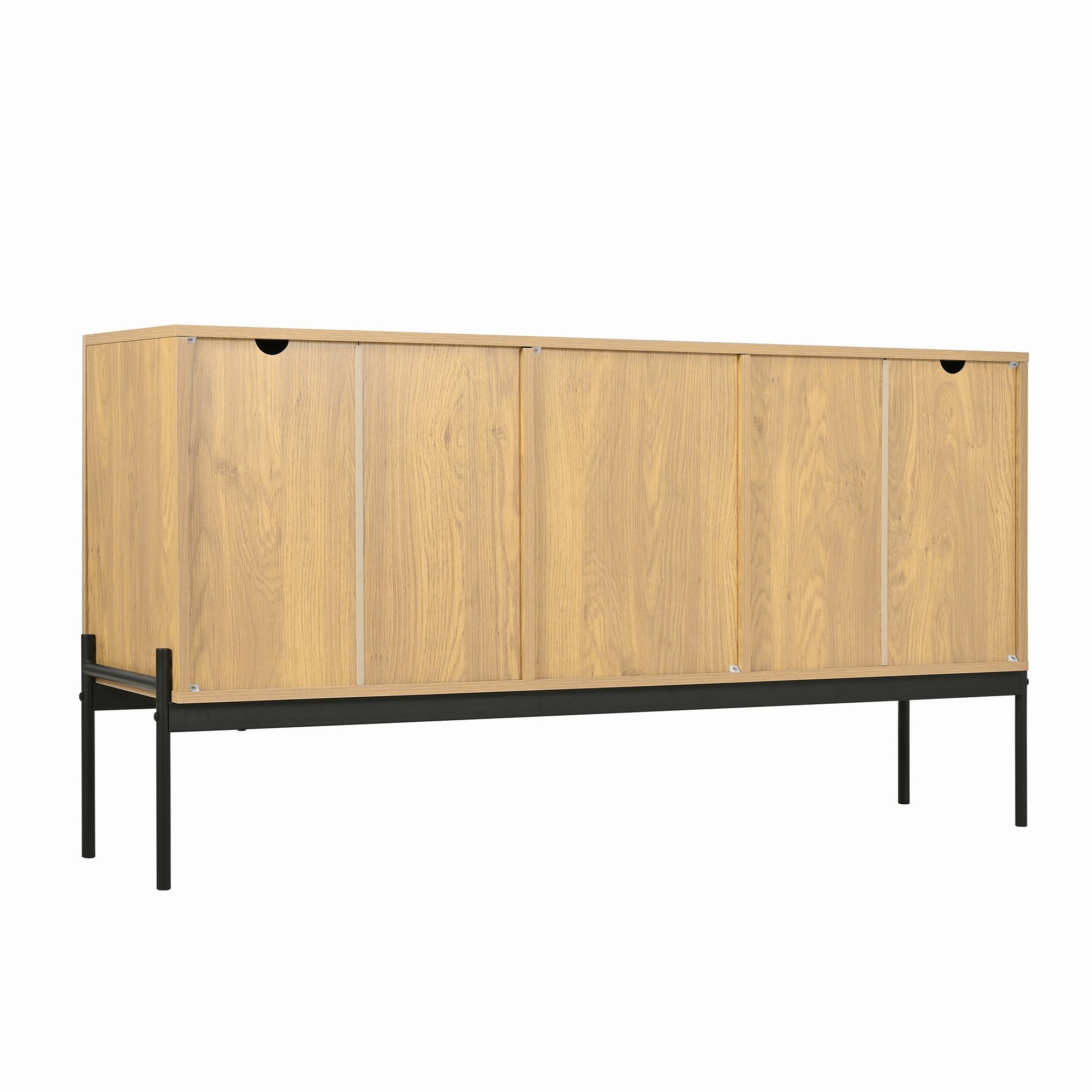 Holzschrank mit geschlossenen Türen. Der Schrank hat eine rechteckige Form und wird von schwarzen Metallbeinen getragen.