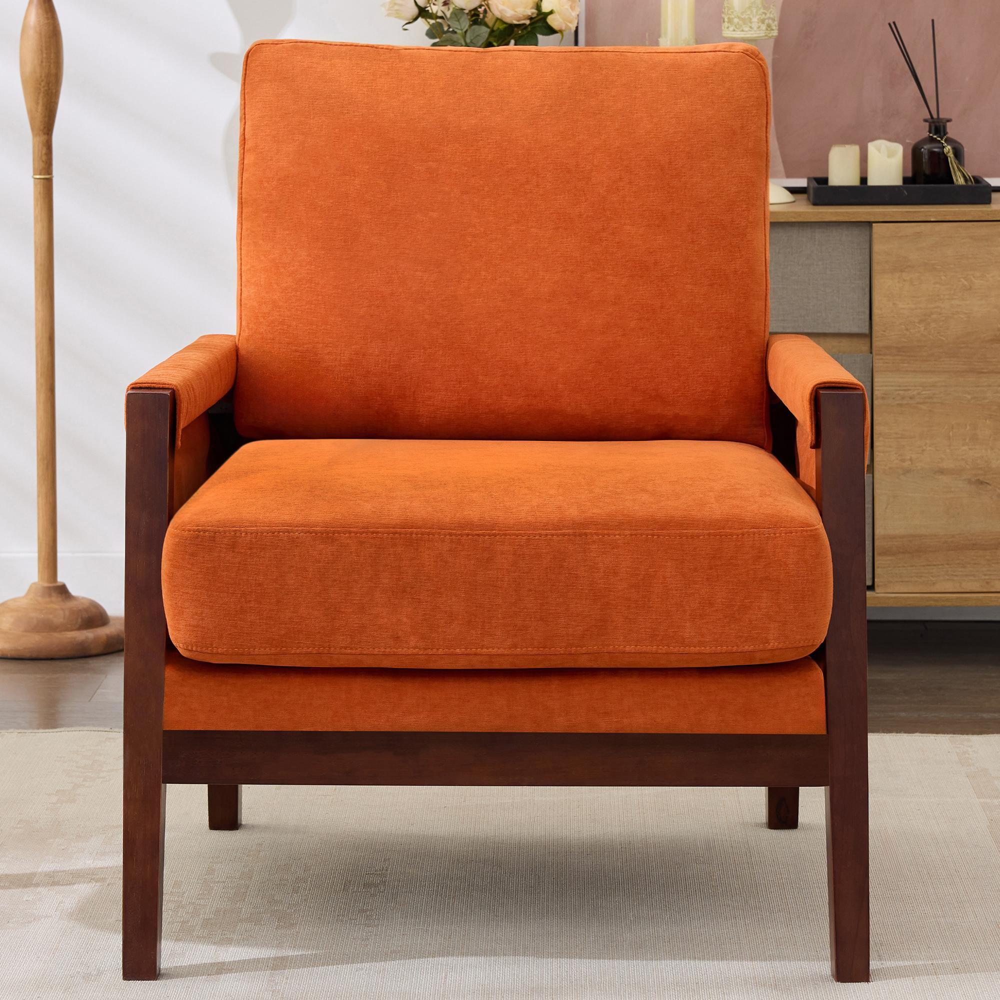 Ein orangefarbener Sessel mit Holzrahmen. Der Stuhl steht vor einer Wand, im Hintergrund ein Schrank.