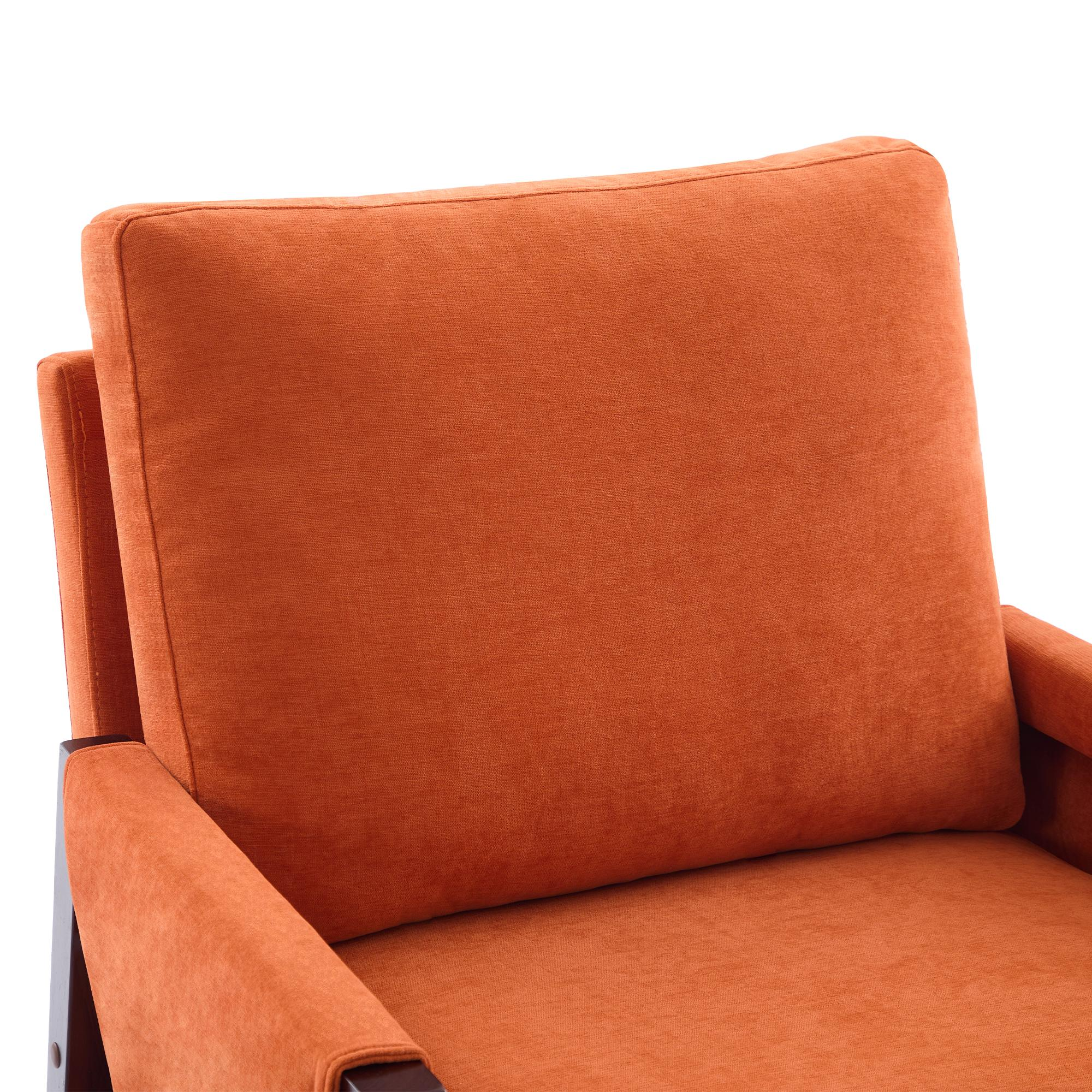 Nahaufnahme der Rückseite eines orangen Stuhls. Quadratische, gepolsterte Rückenlehne. Dunkler Holzrahmen. Weißer Hintergrund.