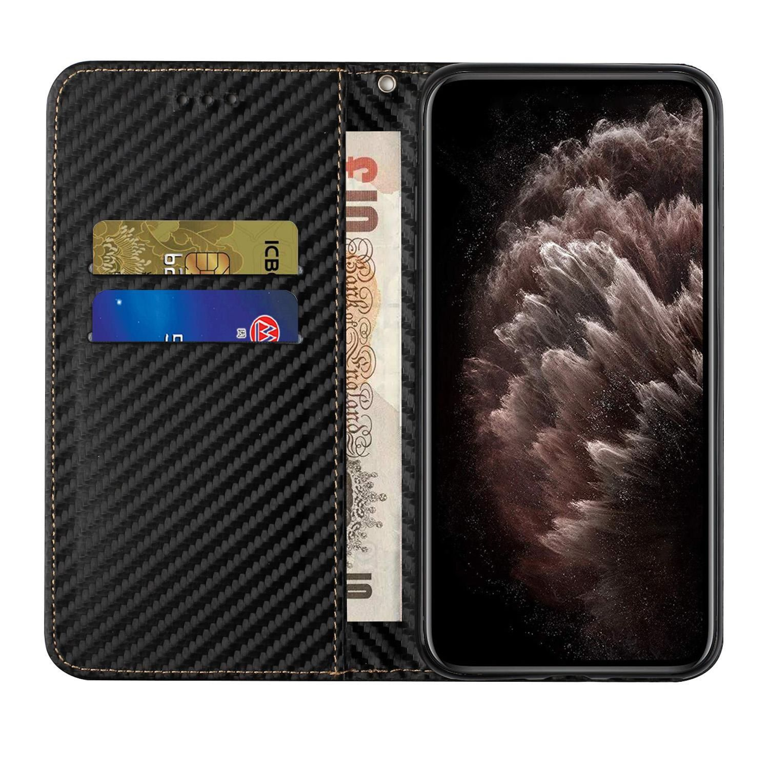 Schwarze Carbonfaser-Handyhülle mit Telefon. Kreditkarten und Geld sind ebenfalls sichtbar.