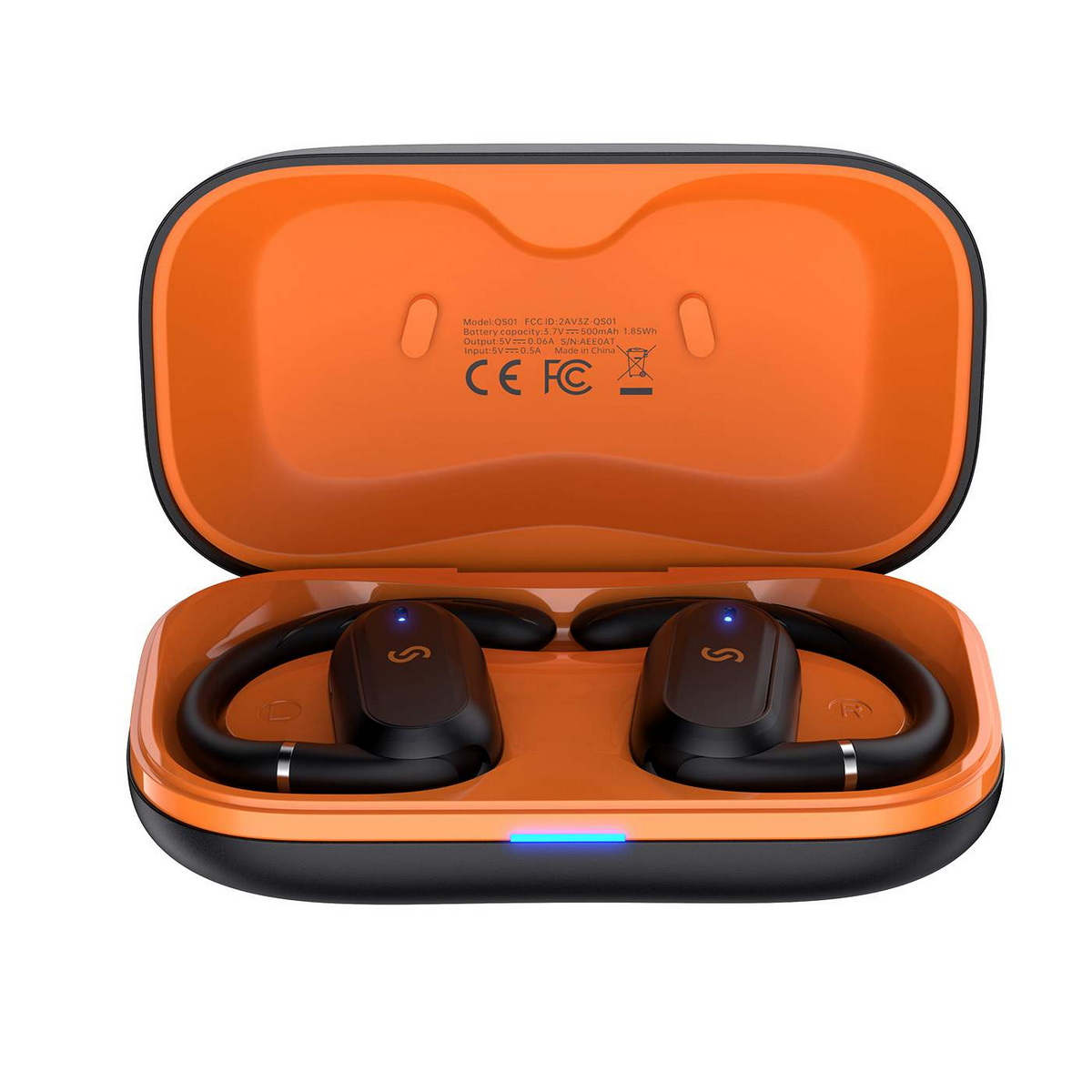 Custodia per auricolari nera e arancione aperta, con due auricolari neri all'interno.
