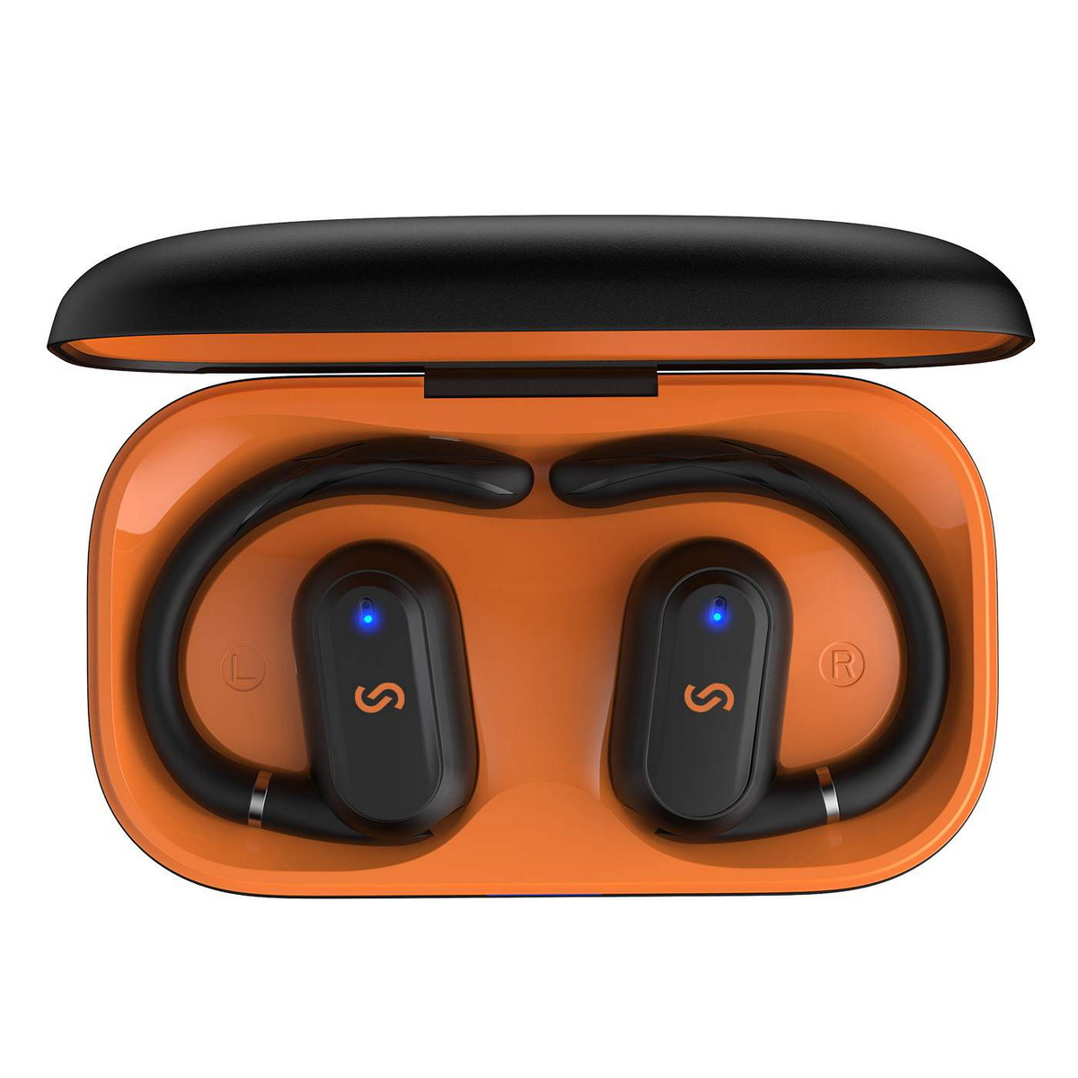 Auricolari wireless neri e arancioni in una custodia aperta. Sfondo nero e arancione.