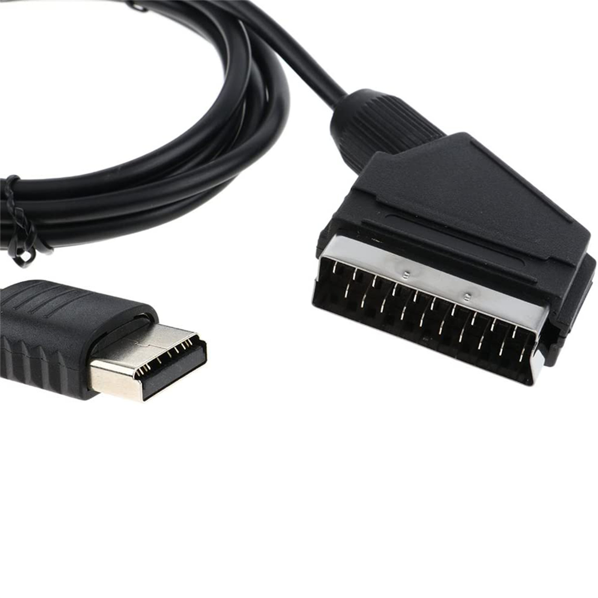 Schwarzes SCART-Kabel mit USB-Anschluss. Das Kabel befindet sich auf weißem Hintergrund.