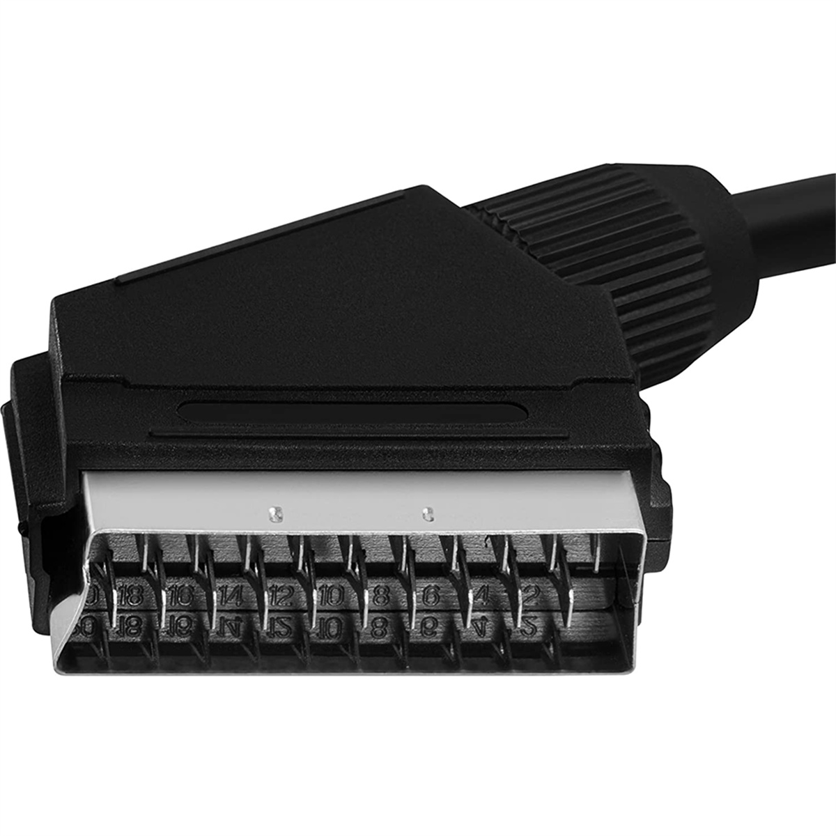 Ein schwarzer SCART-Kabelstecker. Mit vielen Pins und Kunststoffgehäuse, isoliert auf Weiß.