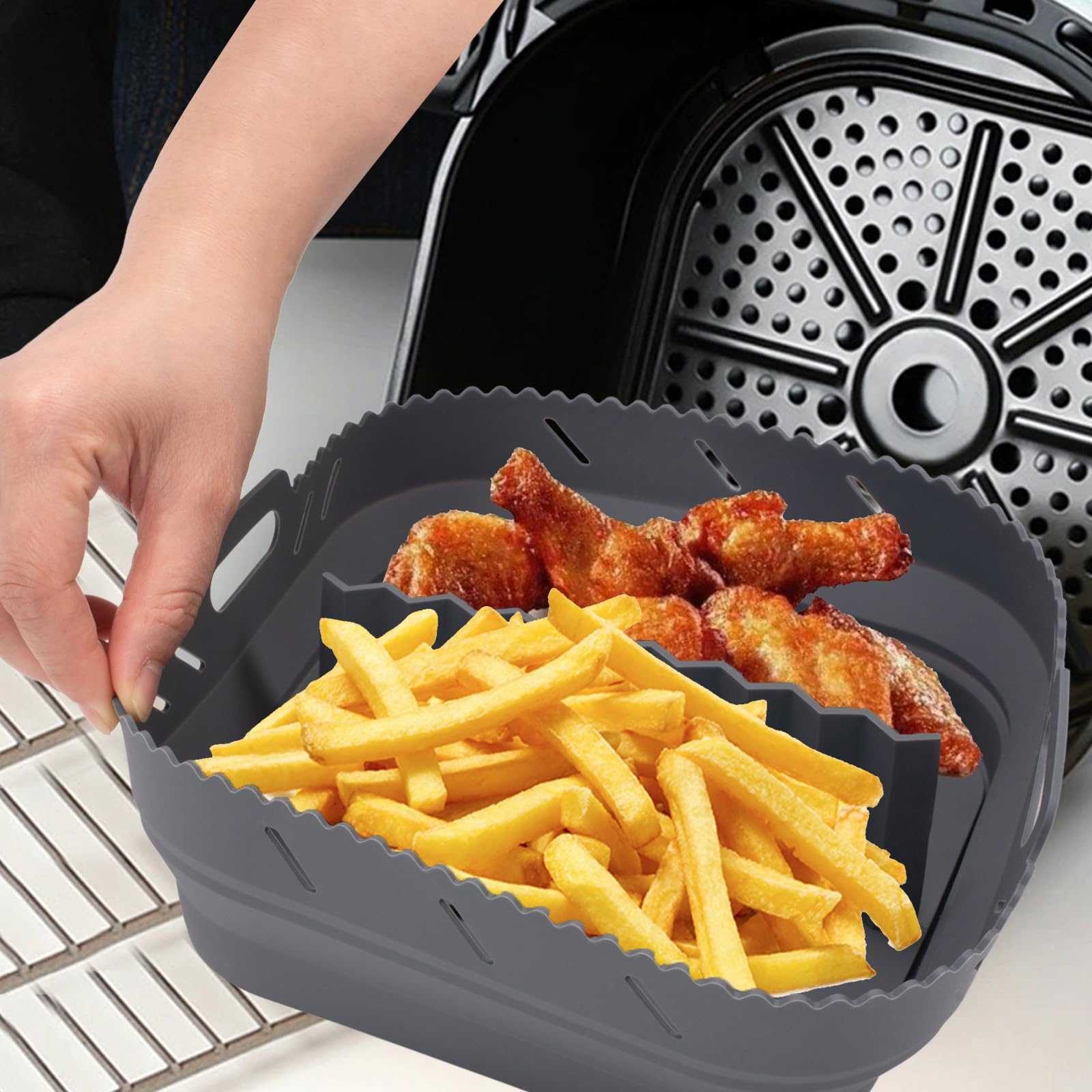 Ein Frittierkorb mit Pommes und Hähnchenflügeln.