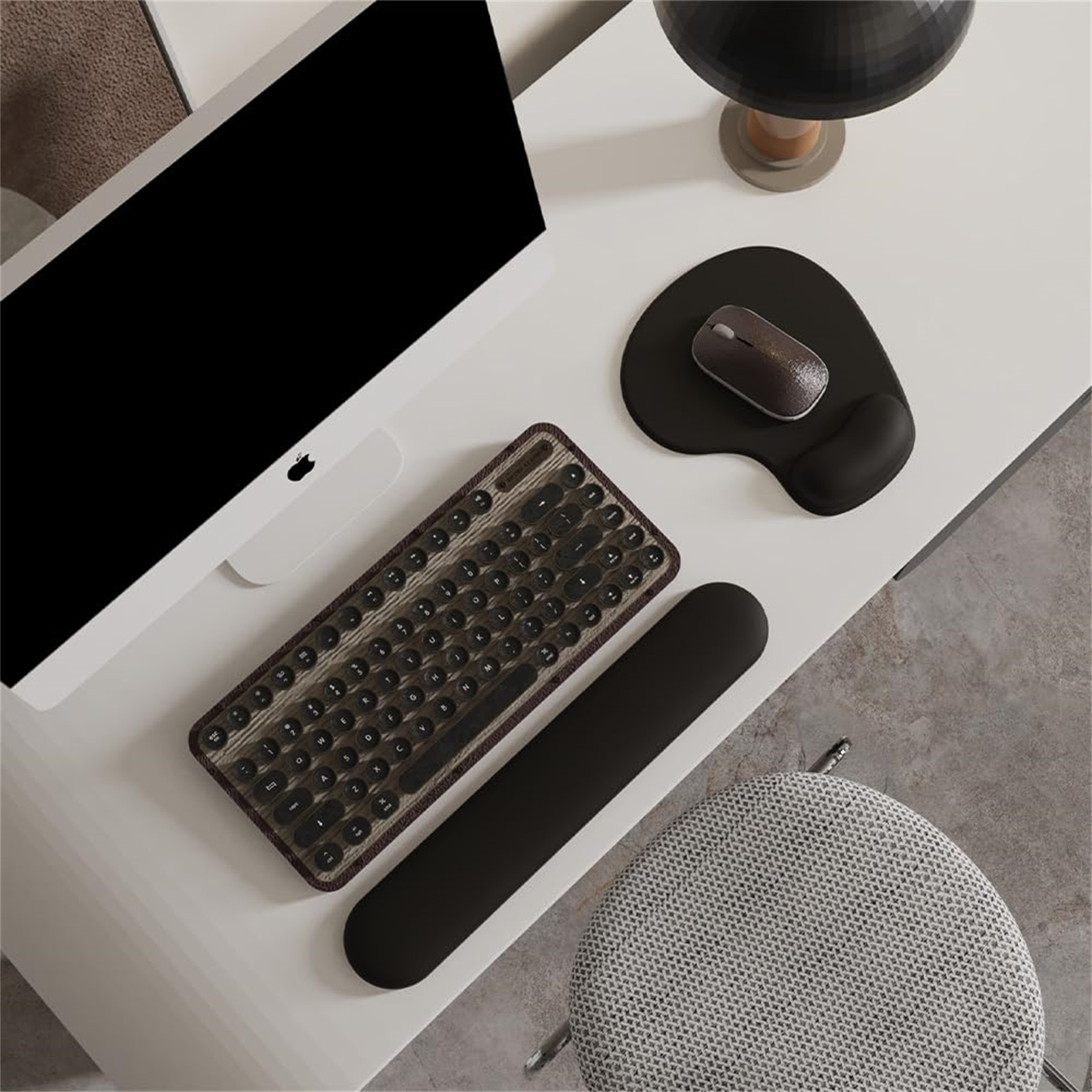 Weißer Schreibtisch mit Computer, Tastatur, Maus und Handgelenkstütze. Die Einrichtung ist eine Draufsicht.