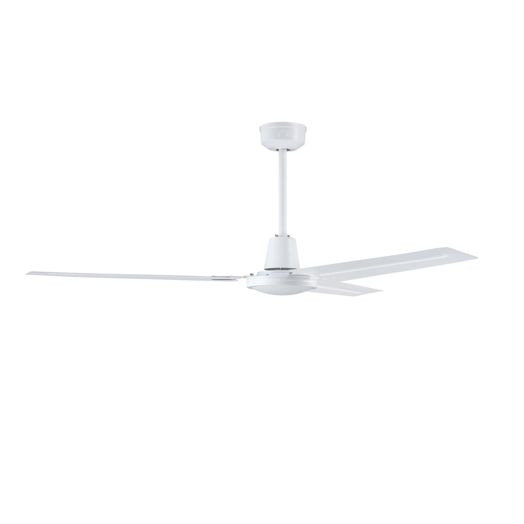 Ein weißer Deckenventilator mit drei Flügeln. Er befindet sich vor einem weißen Hintergrund.