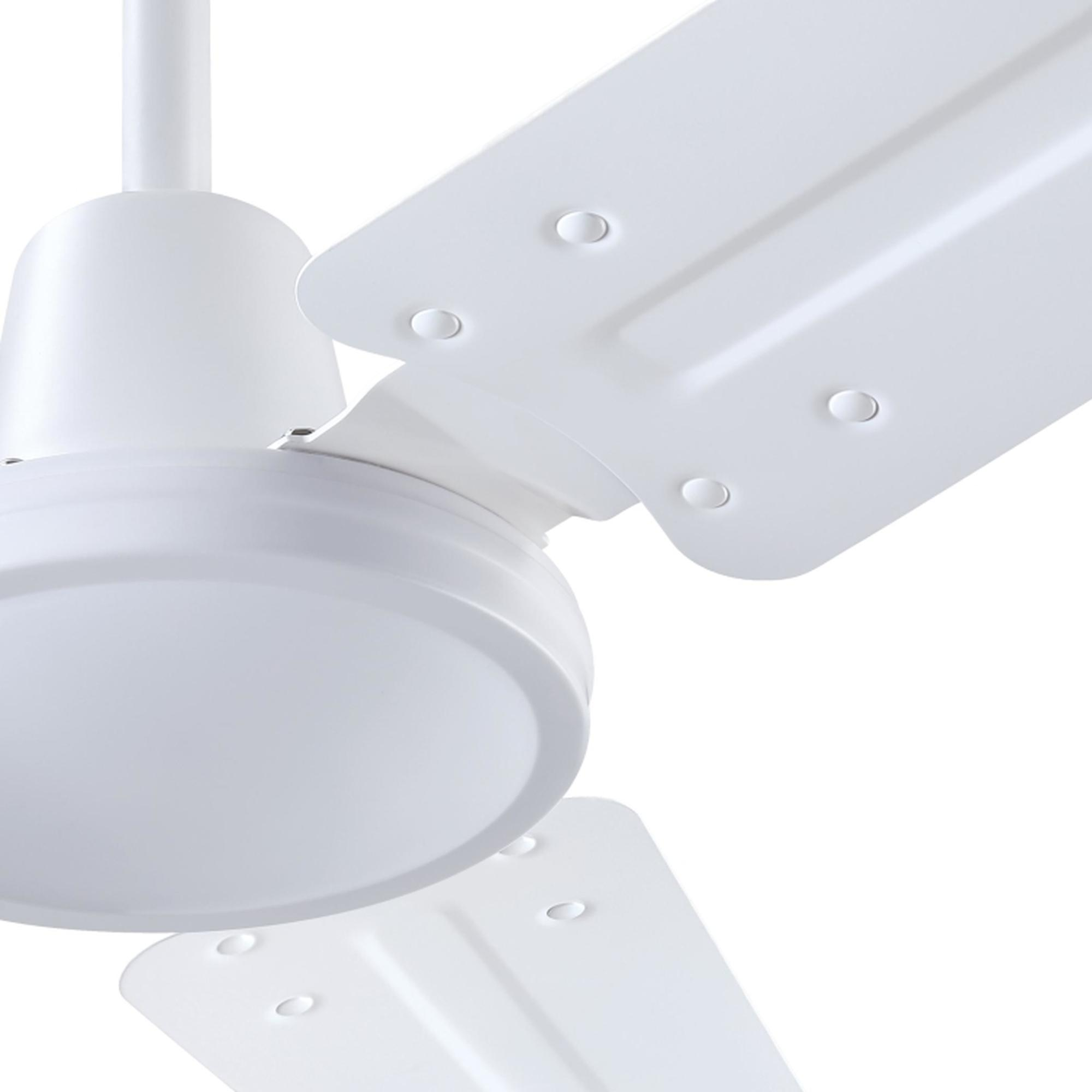 Weißer Deckenventilator mit drei Flügeln, vor weißem Hintergrund, zeigt Nahaufnahmen.