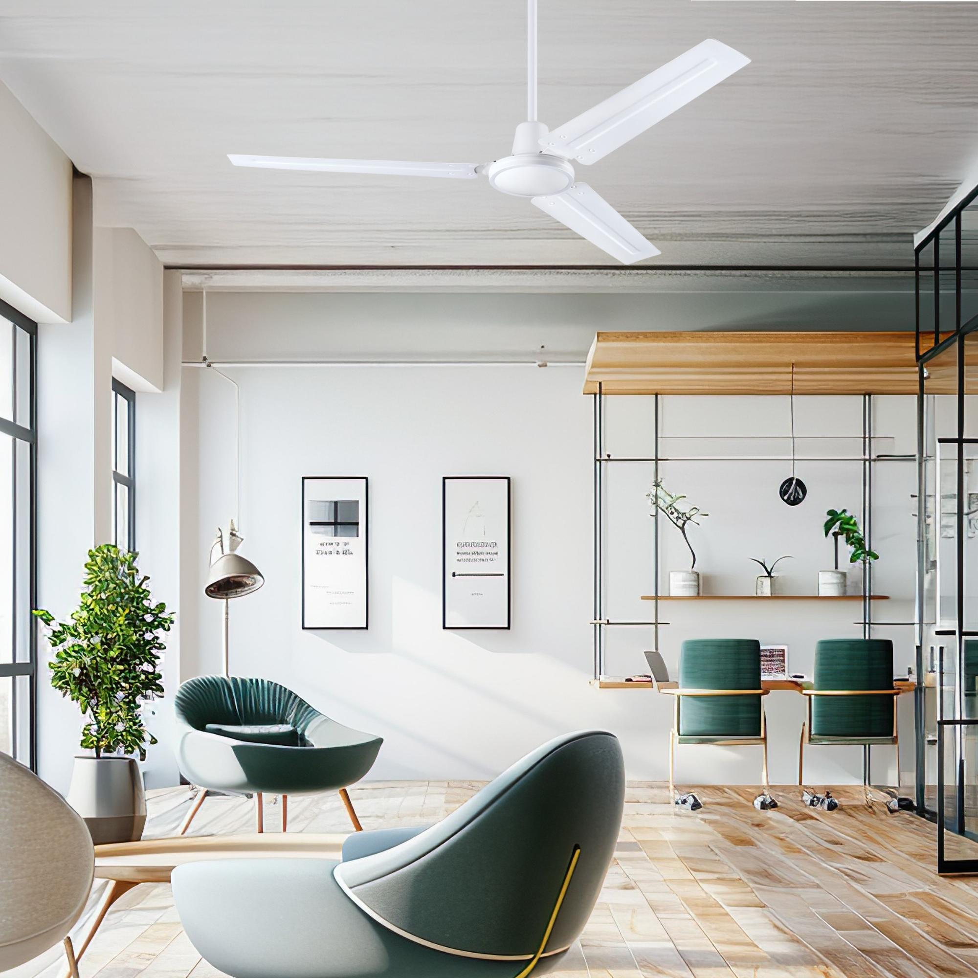 Deckenventilator mit drei weißen Flügeln in einem hellen, modernen Büroumfeld.