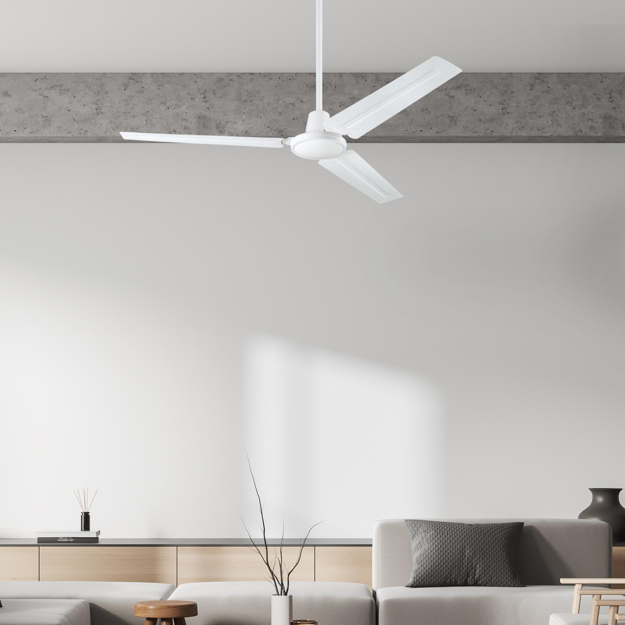 Ein weißer Deckenventilator hängt in einem weißen Raum mit Betonbalken.