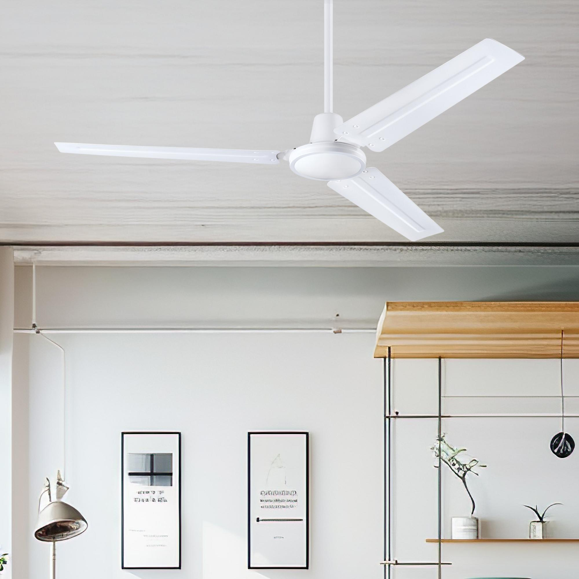 Weißer Deckenventilator mit drei Flügeln, Innenraum.