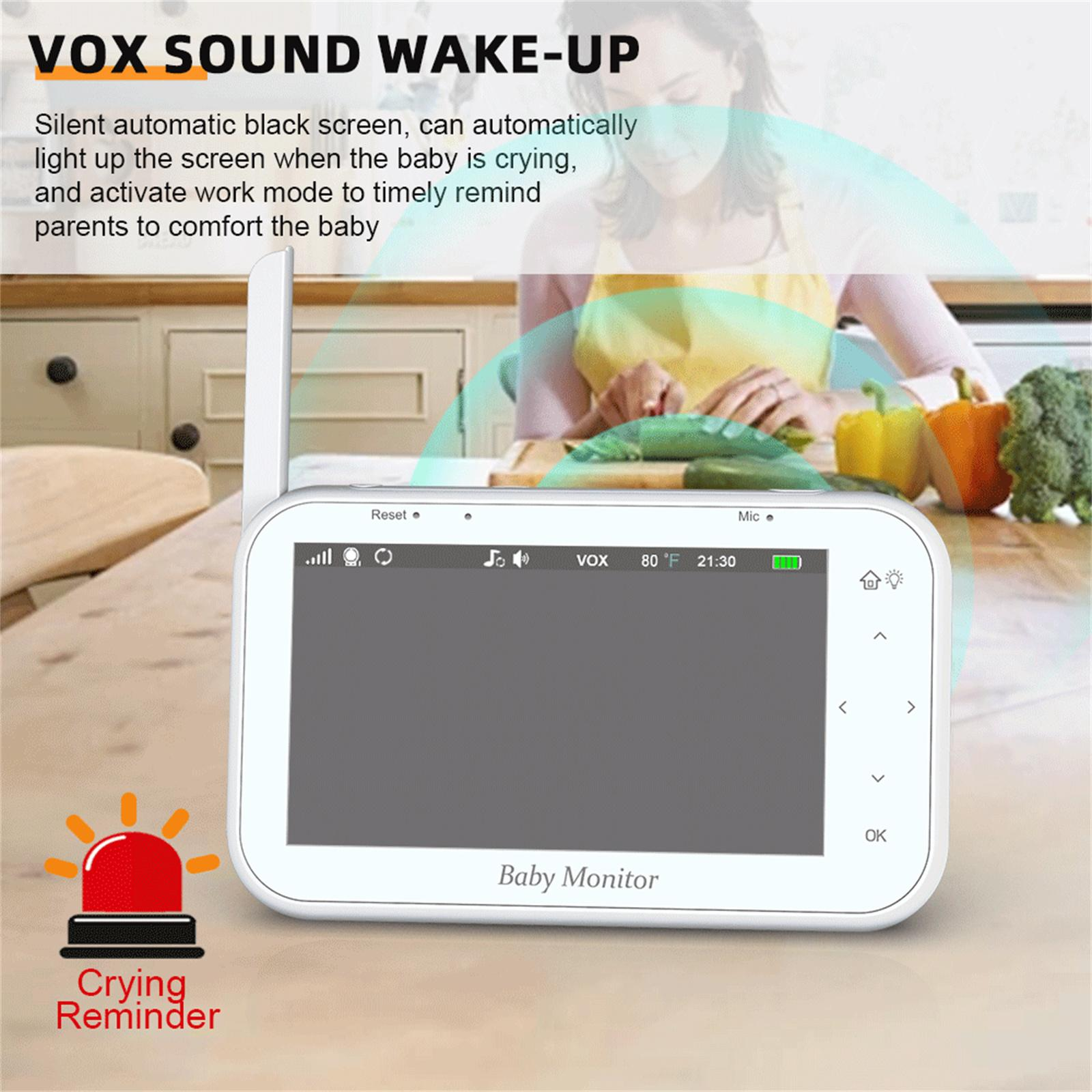 Ein Babyphone mit einer Weckerinnerung für Babys. Im Hintergrund ist eine Frau in der Nähe von Essen.