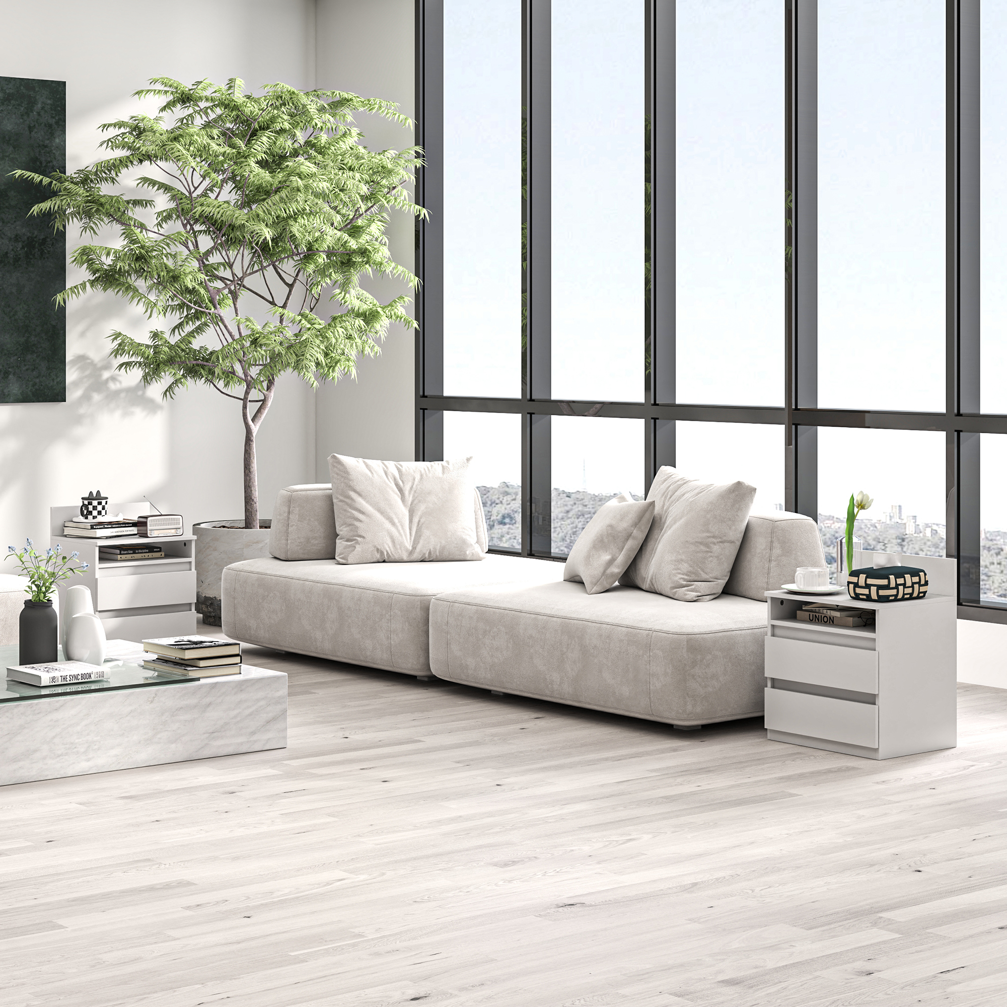 Wohnzimmer mit großem Fenster. Es gibt ein Sofa, einen Couchtisch, Beistelltische und einen Baum.