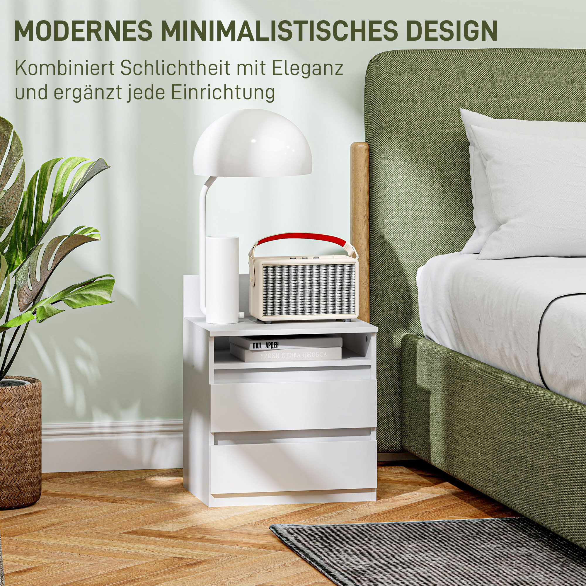 Weißer Nachttisch mit Schubladen, Lampe und Deko.