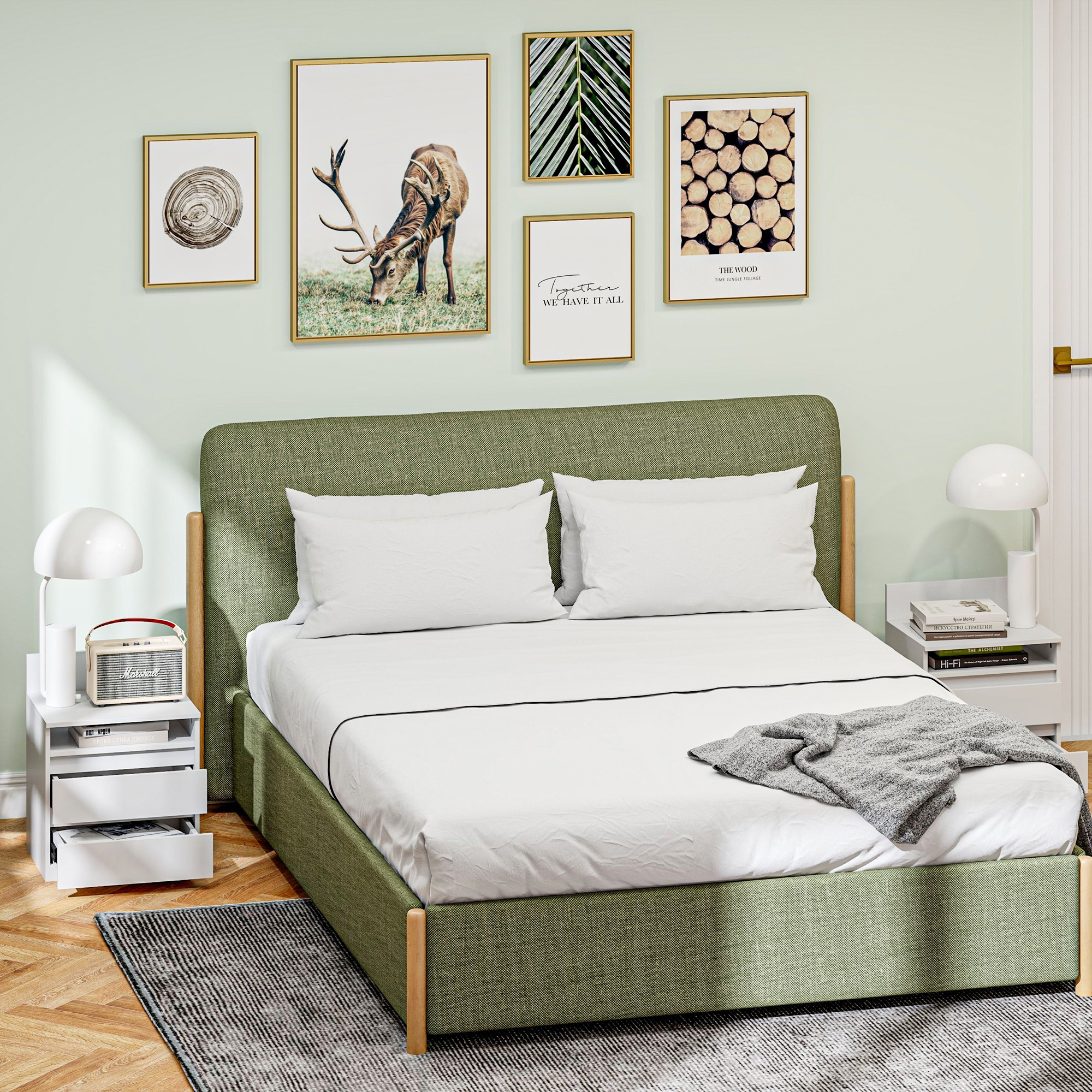 Eine Schlafzimmerszene mit einem Bett, Nachttischen und Bildern an der Wand. Das Bett hat grünen Stoff.