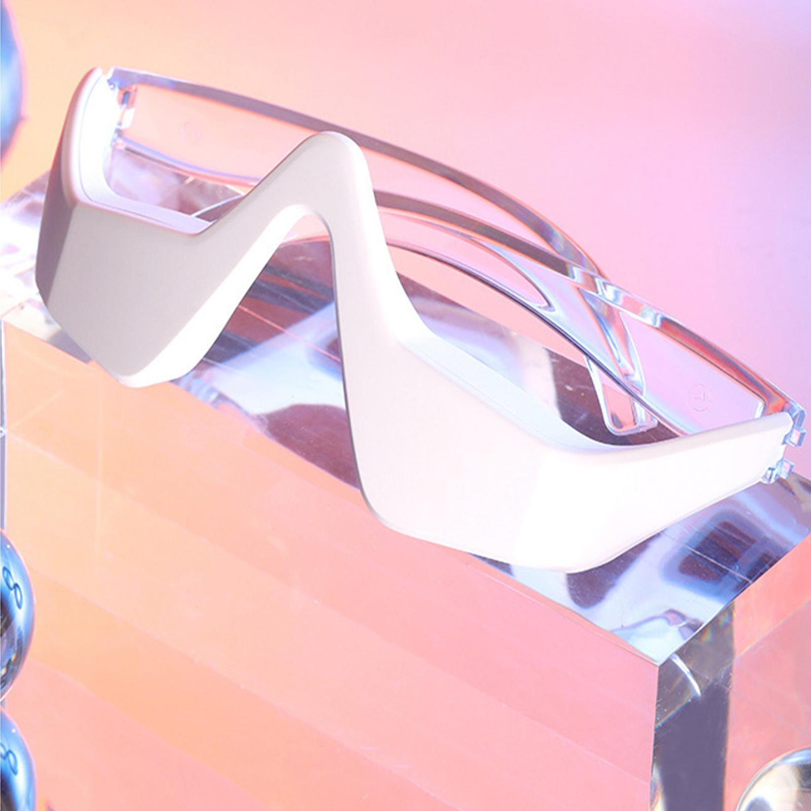 Weiße Brille mit Zickzack-Design auf einem Glasblock vor einem Gradienten-Hintergrund.