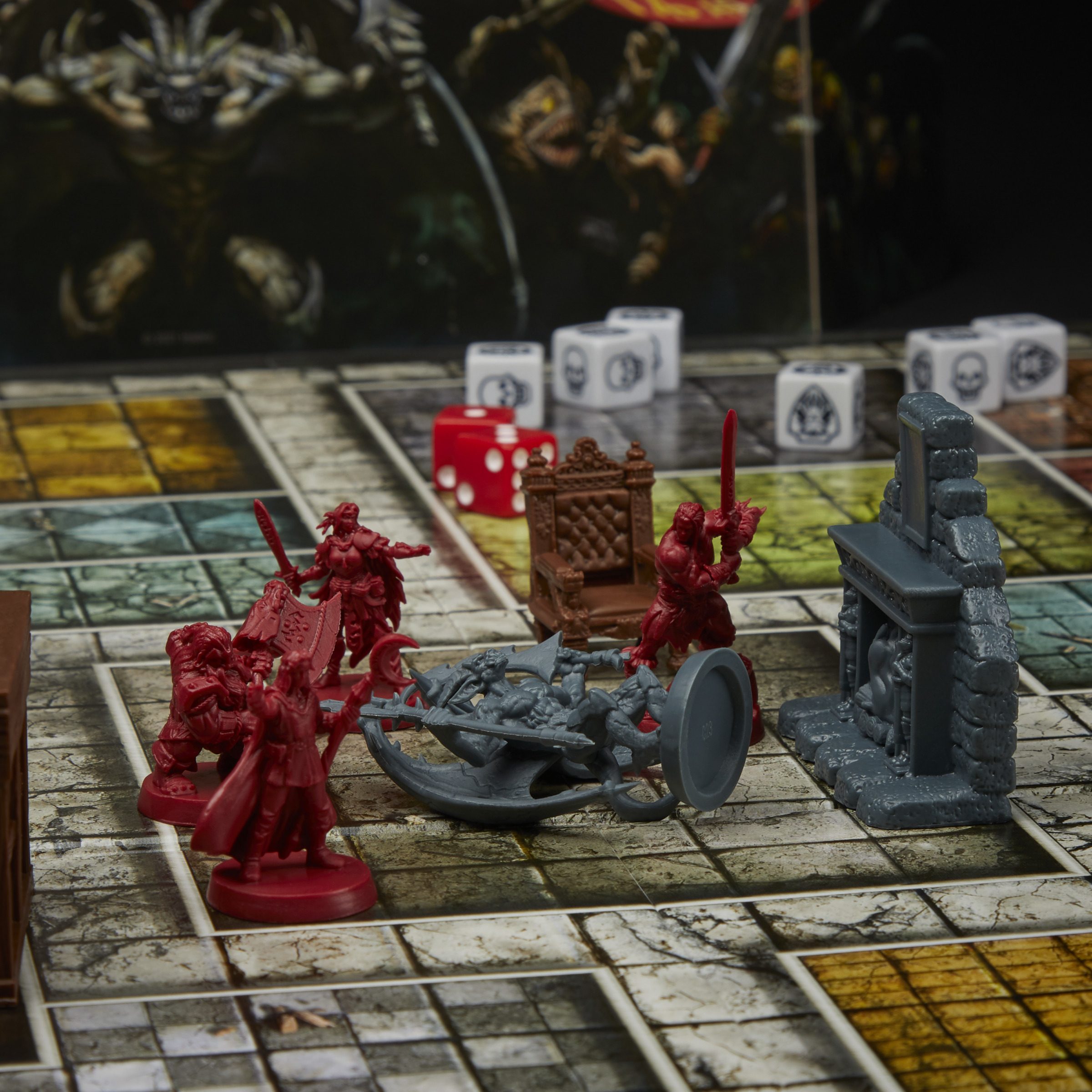 Gioco da tavolo con figure rosse, dadi, una sedia e un camino. Lo sfondo mostra un mostro.