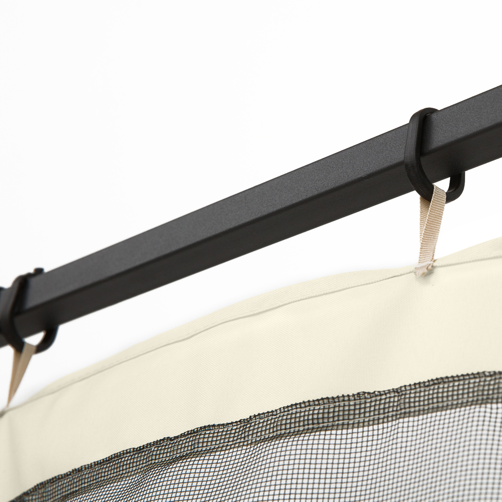 Schwarze Metallstange mit beigem Stoff und schwarzem Mesh. Weißer Hintergrund.