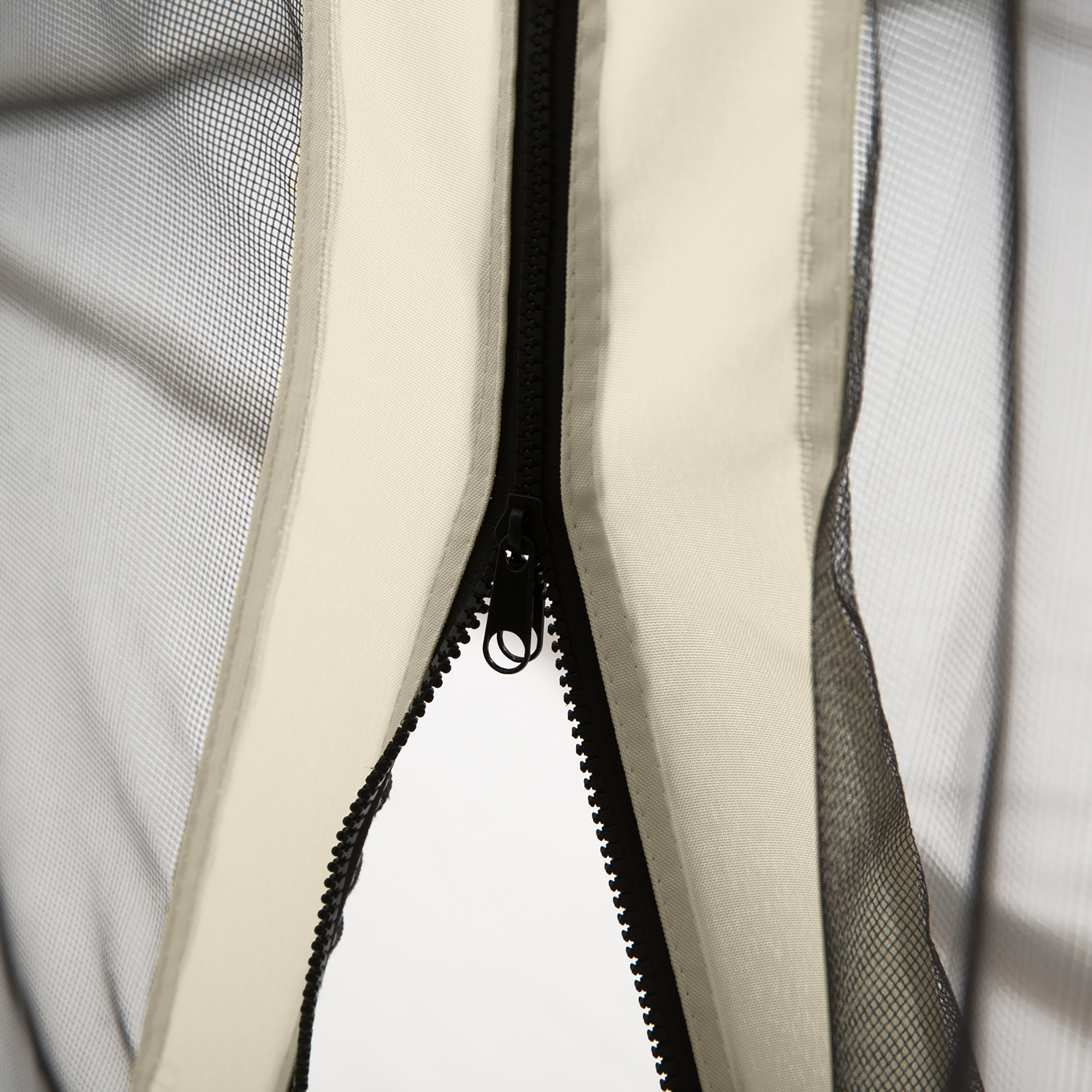 Nahaufnahme eines Reißverschlusses mit schwarzem Zipper auf einem Mesh-Gewebe. Weißer Hintergrund.